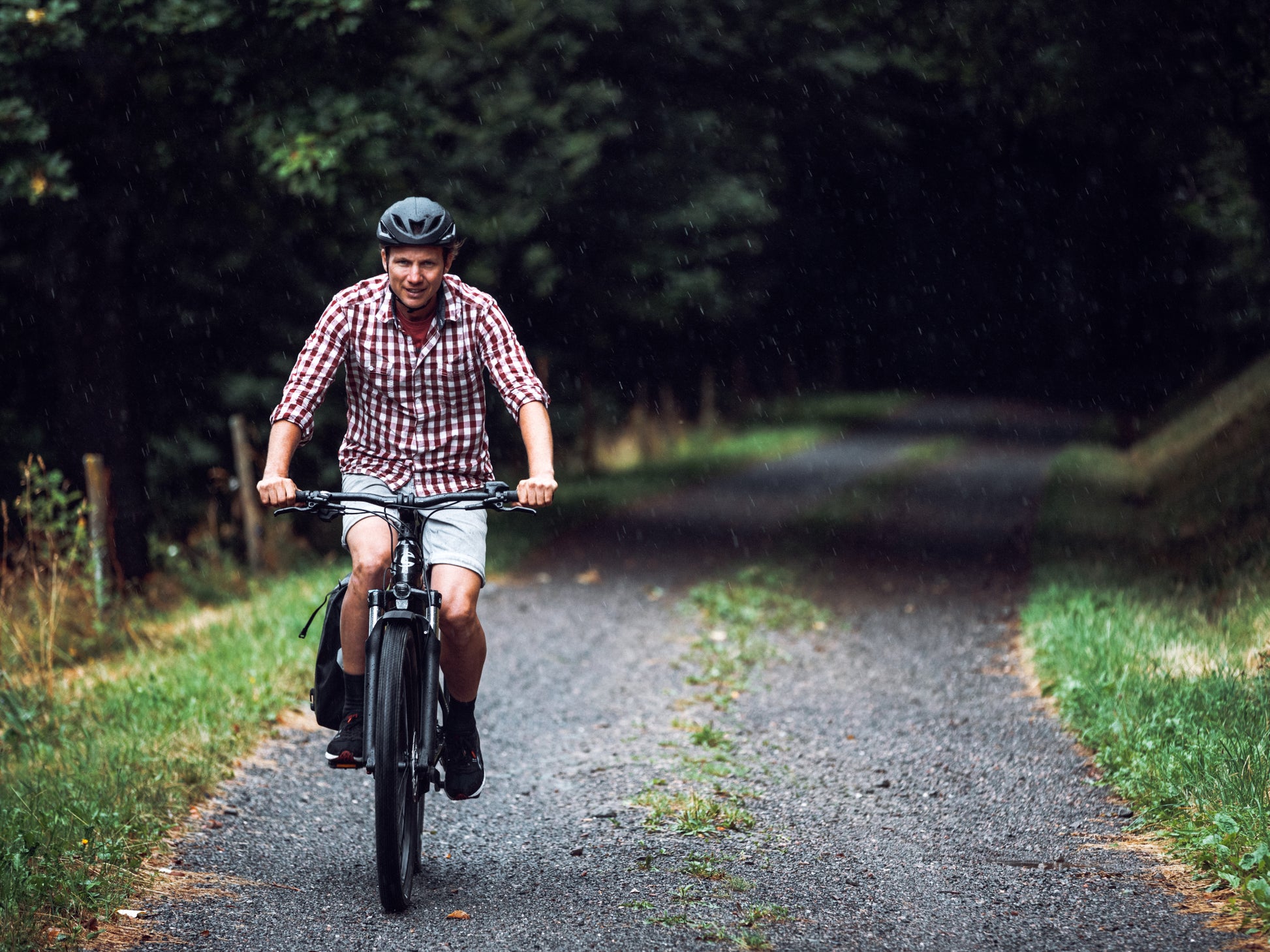 Cannondale Tesoro Carbon Electric bike High Speed Road / commuter Male rider on gravel country road