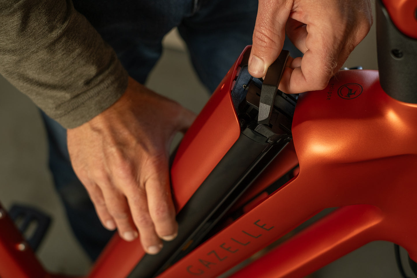 Gazelle Eclipse C380+ Metallic orange battery compartment Battery removal demonstration