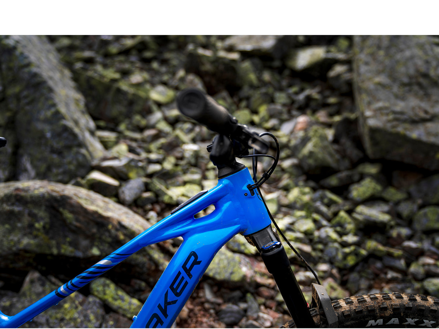 Mondraker Sly R eMTB Marlin blue / racing silver / obsidian grey Lifestyle closeup of handlebars and stem