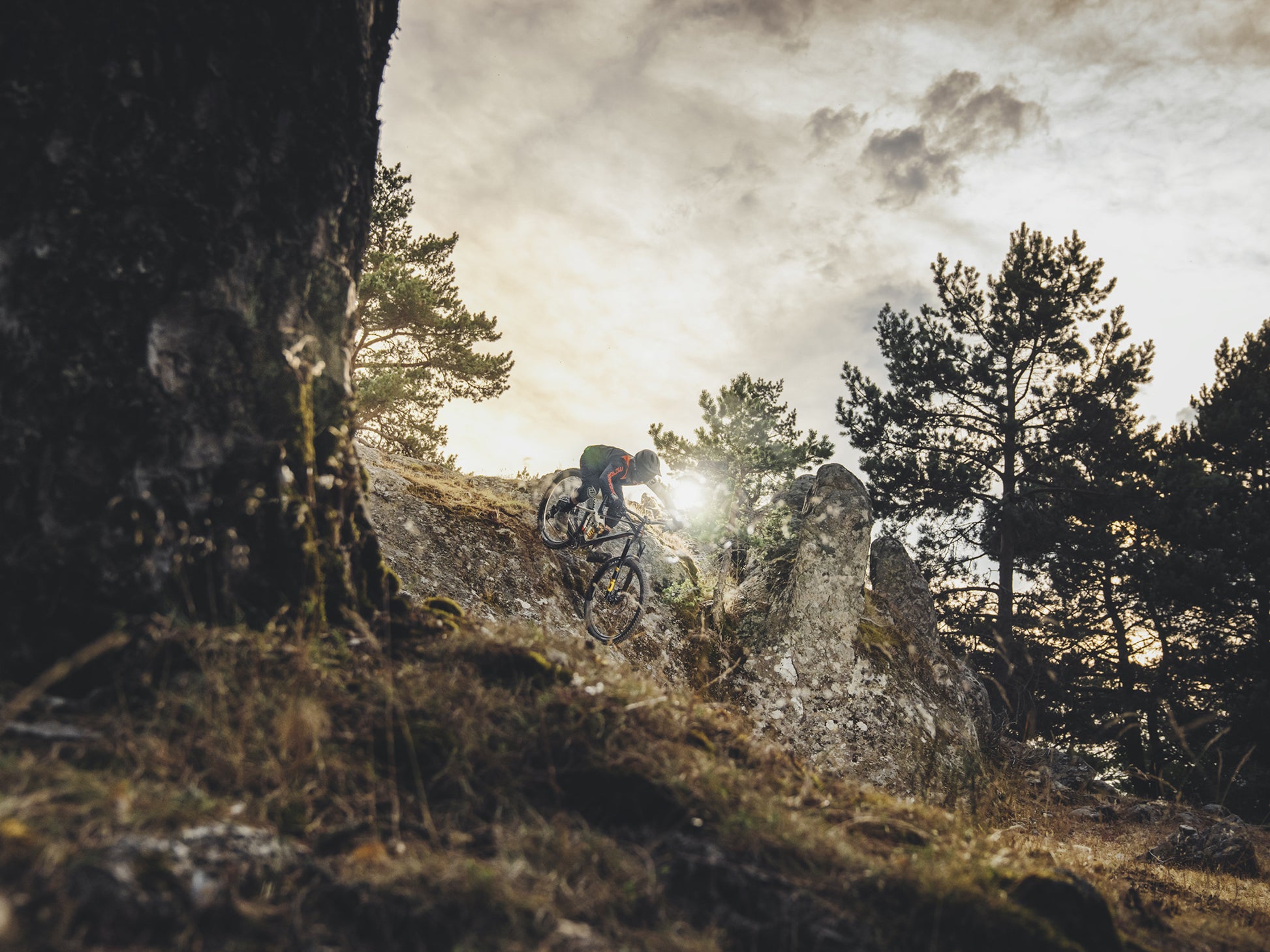 Mondraker Superfoxy R Full Suspension Enduro Mountain bike Downhill Rider on rocky terrain