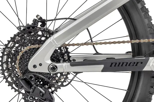 Niner WFO e9 Full suspension eMTB Forge grey / orange Closuep of frame weld , chainring, chain, rear derailleur