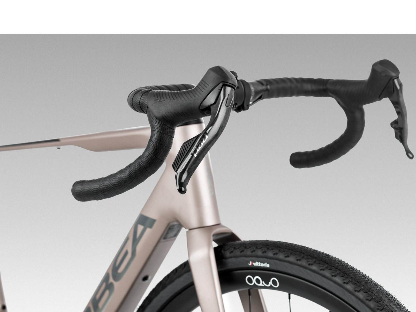 Orbea Denna M11e Gravel Road / commuter Electric bike Nickel matte / carbon raw gloss Handlebar, fork,stem beauty closeup