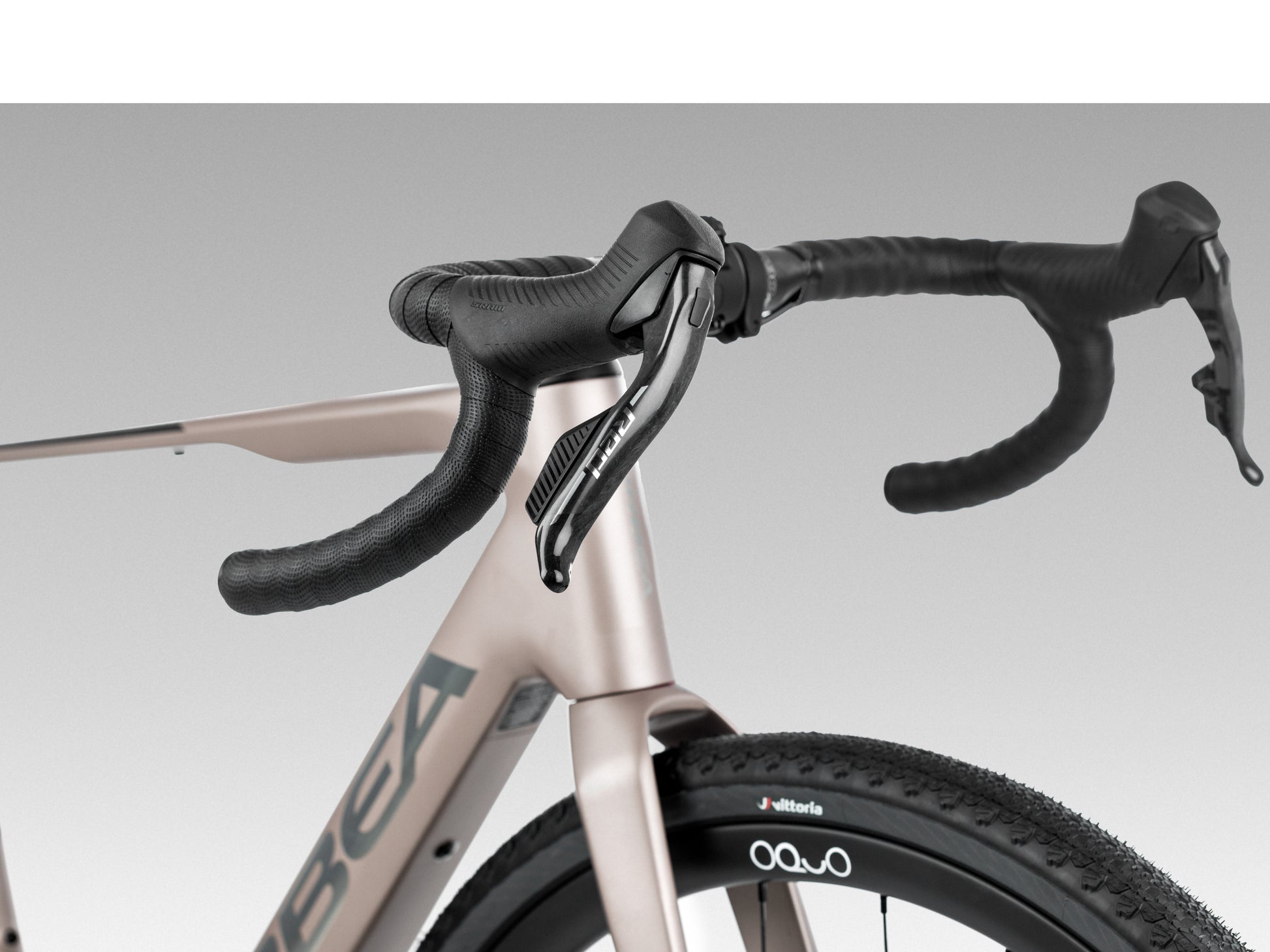 Orbea Denna M11e Gravel Road / commuter Electric bike Nickel matte / carbon raw gloss Handlebar, fork,stem beauty closeup