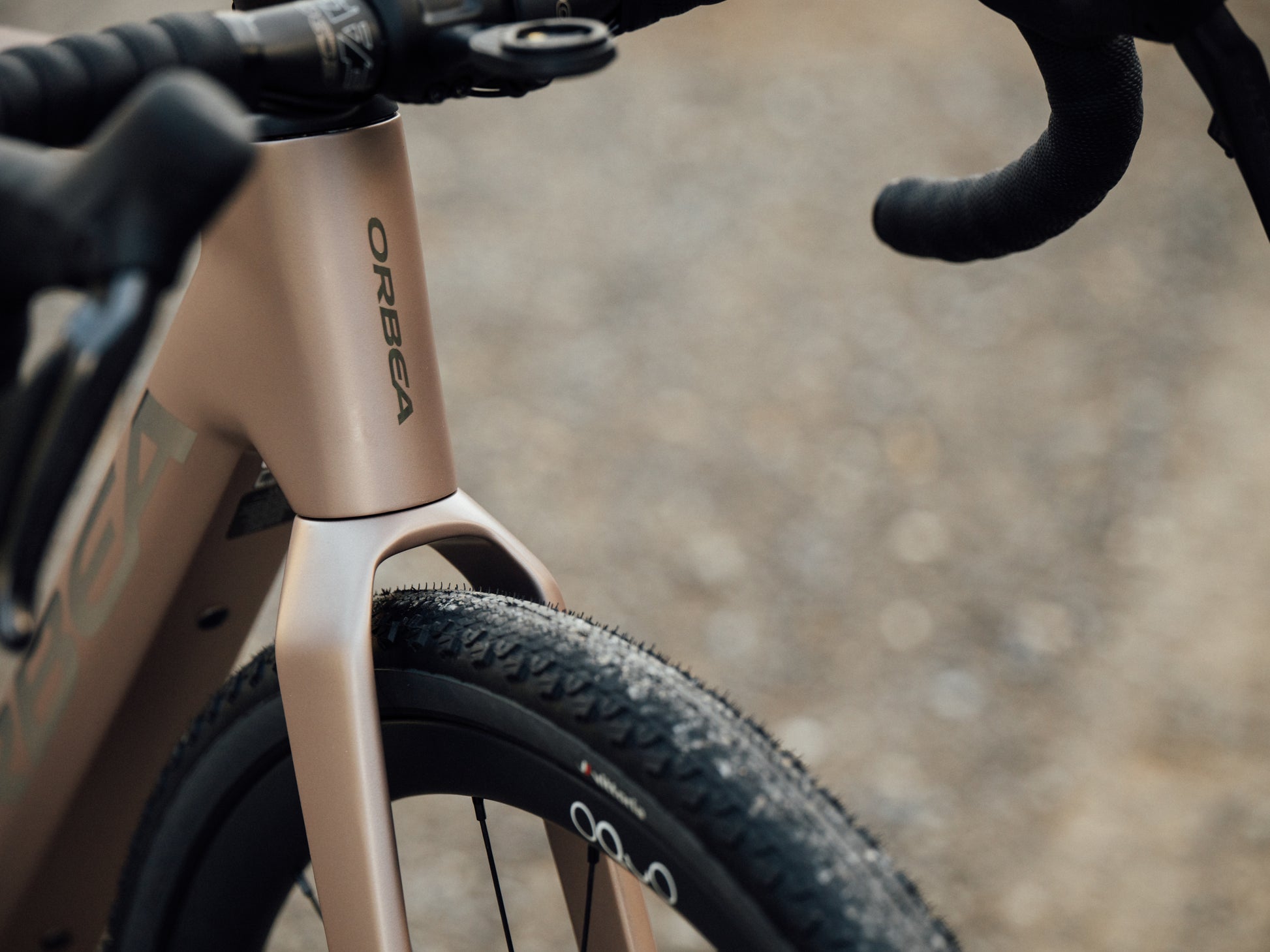 Orbea Denna M20 Gravel Road / commuter Electric bike Nickel matte / carbon raw gloss Handlebar, fork,stem beauty closeup