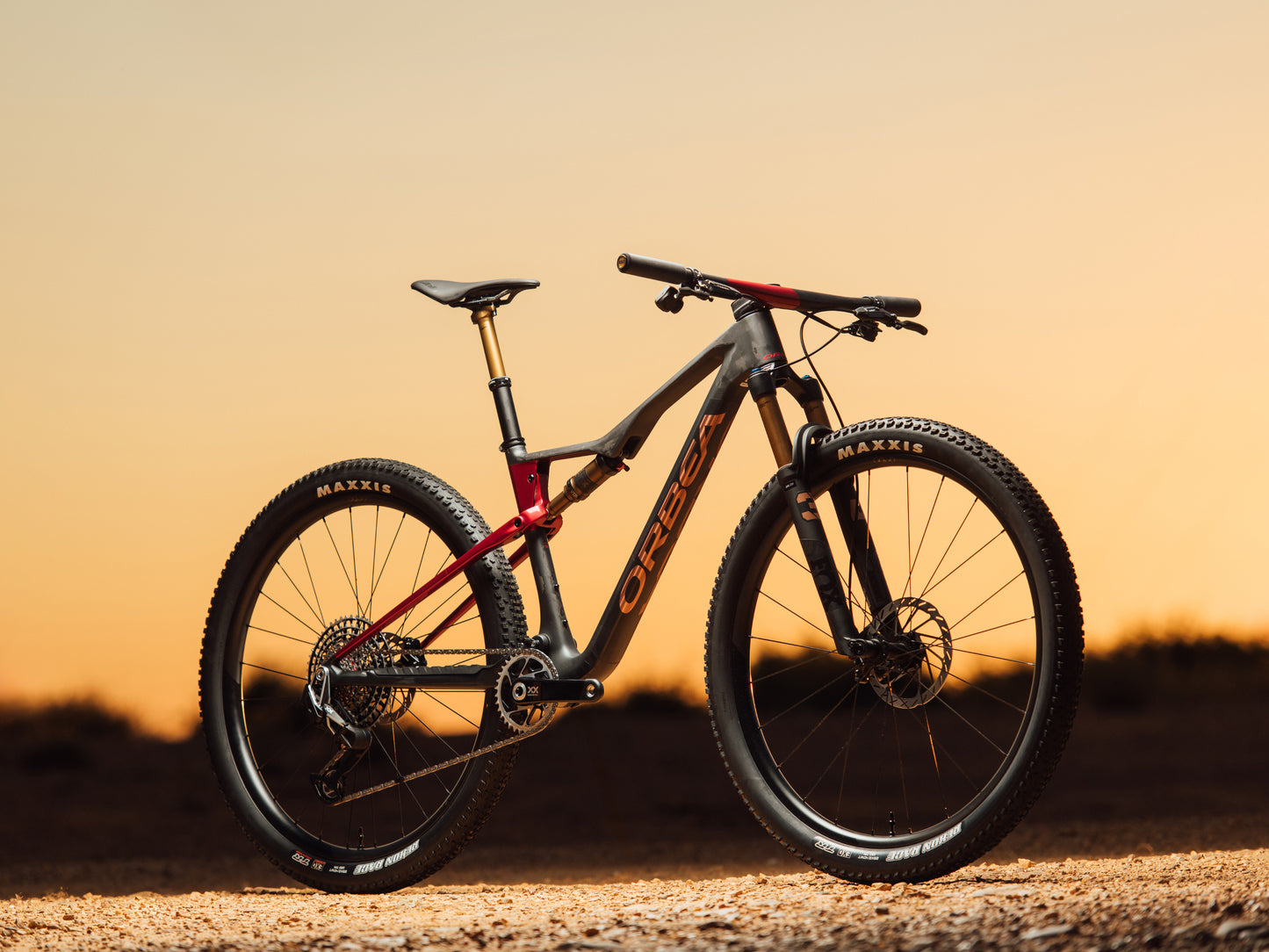 Orbea Oiz M-LTD Full Suspension Mountain bike Diamond carbon view matte / cherry red gloss Forward facing view Beauty shot