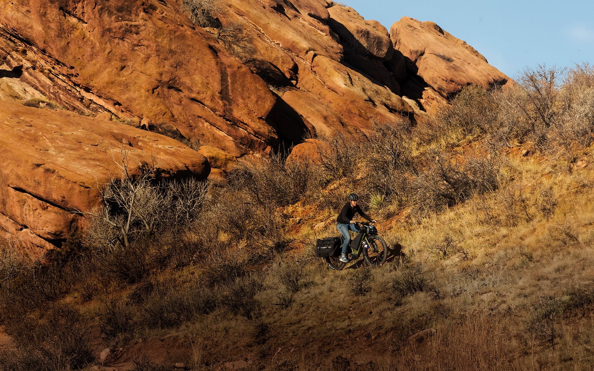 Tern Orox, Woman riding offroad in the desert
