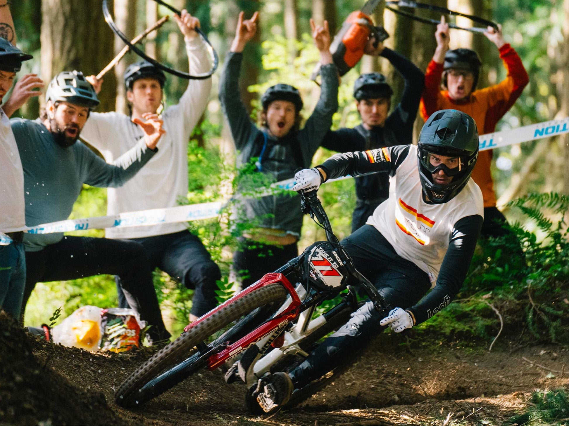 Transition TR11 Alloy GX Full suspension Mountainbike Lifestyle of Racer and fans cheering