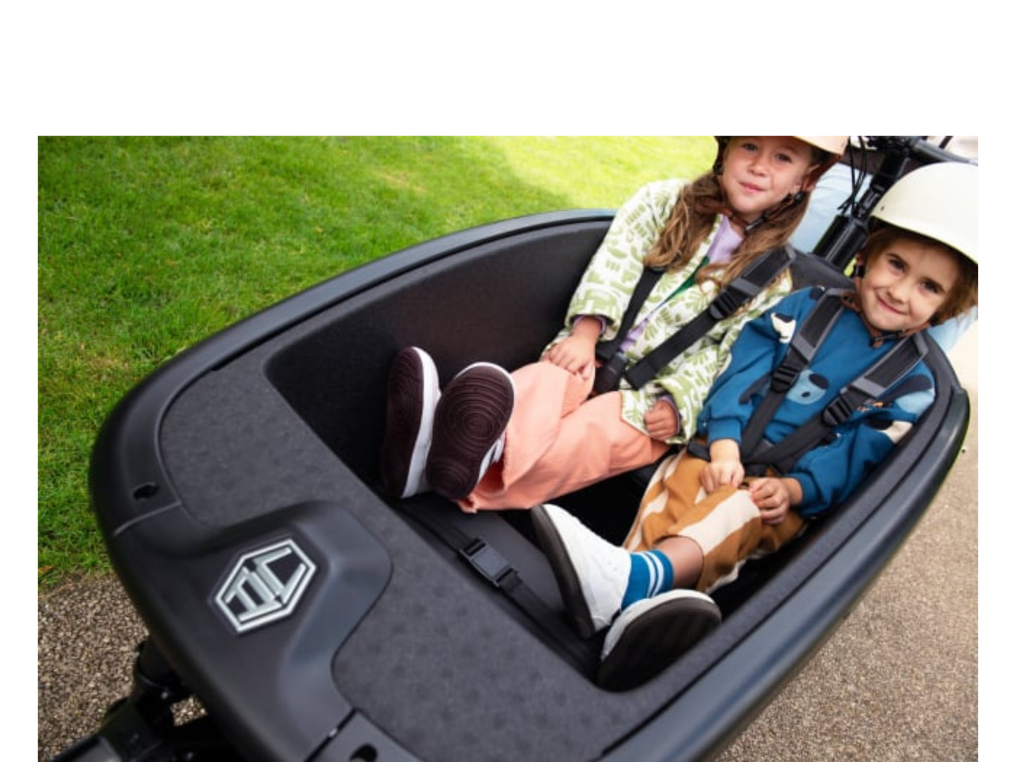 Urban Arrow FamilyNext Extra Bench Two kiddos along for the ride