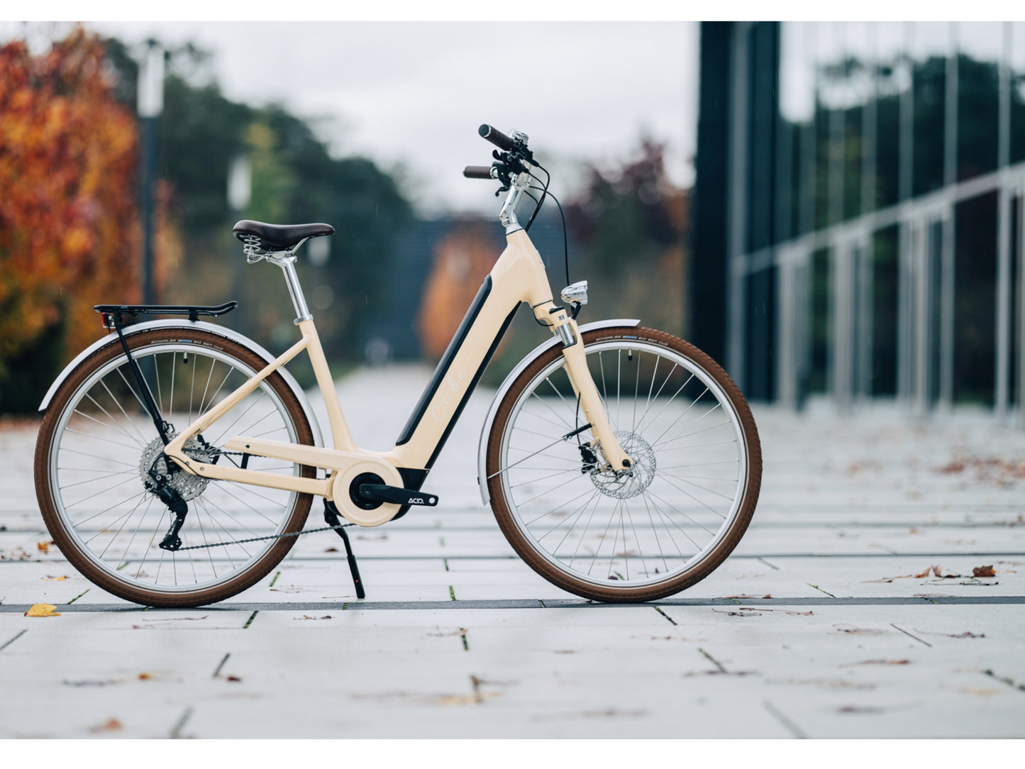 Cube Ella Ride Hybrid 500 eMTB hardtail honey n white side profile city in background