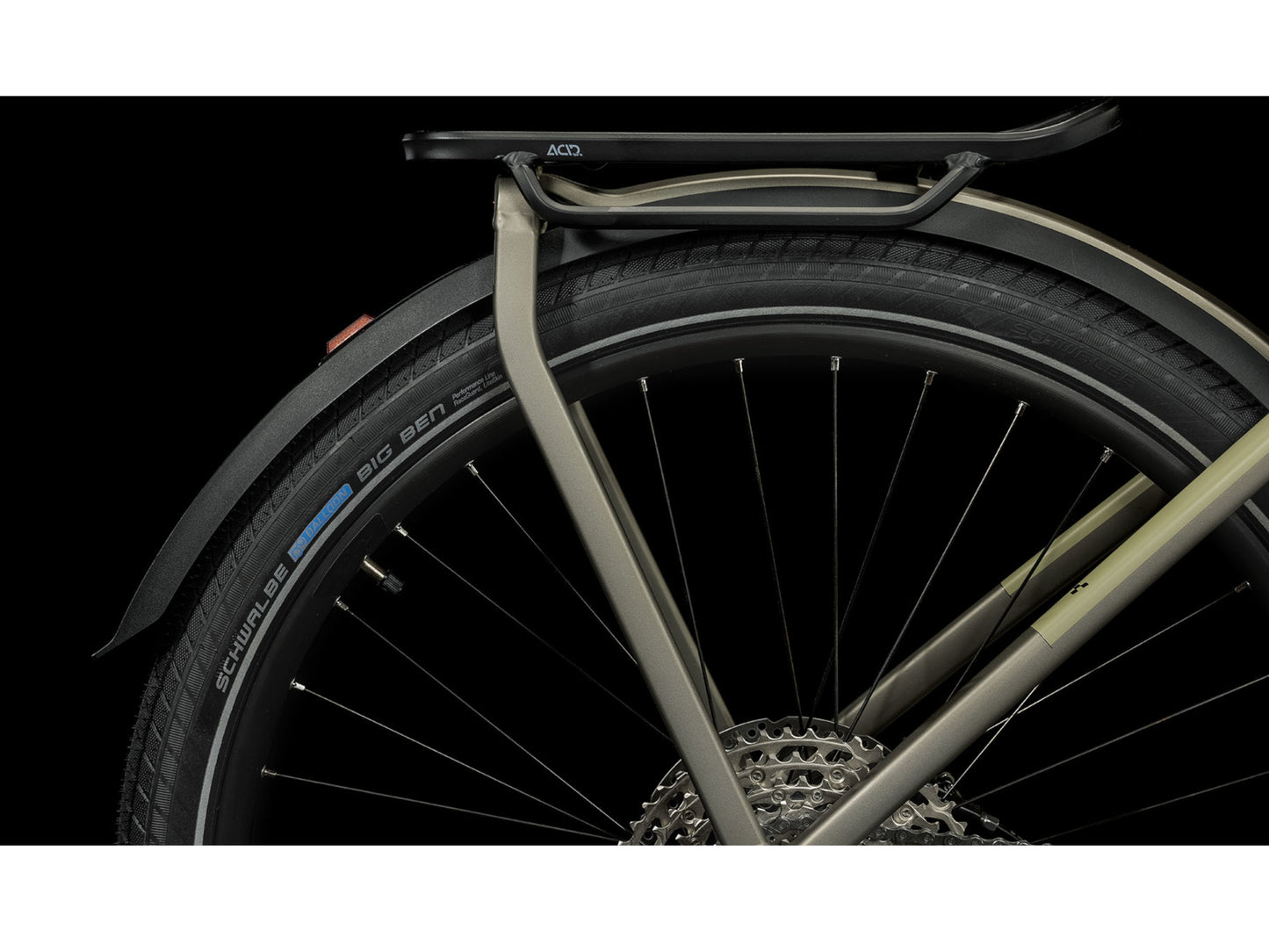 Cube Kathmandu Hybrid Pro 625 Easy Entry eMTB hardtail closeup rear Schwalbe tire carrier acid mudgard