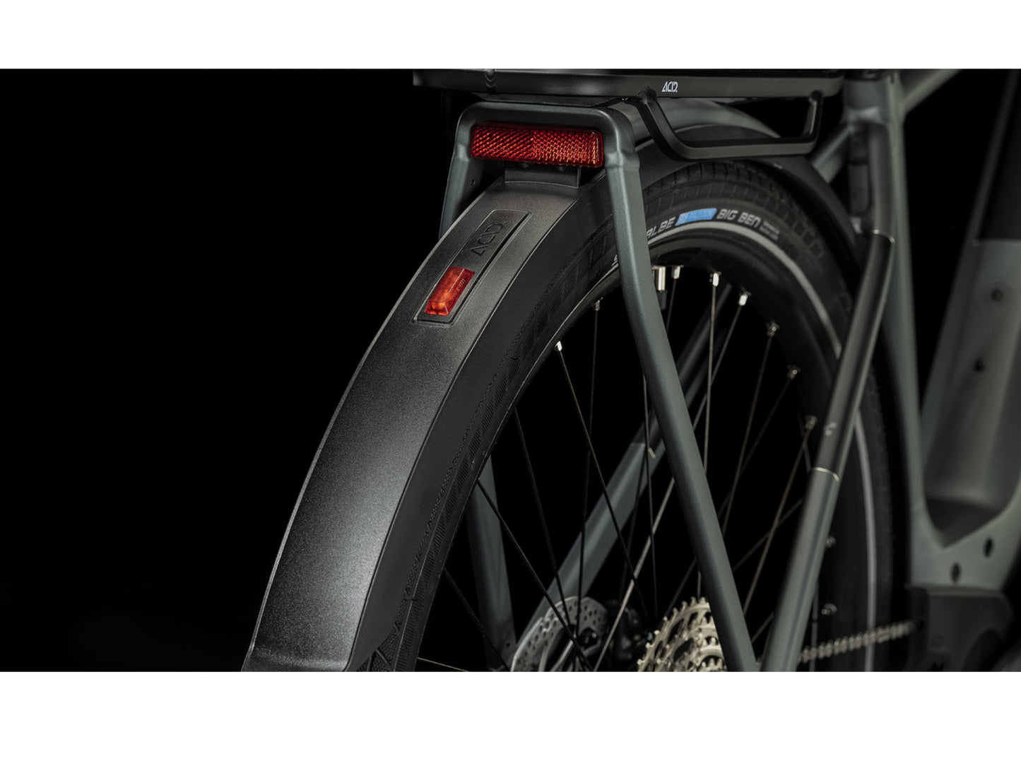 Cube Kathmandu Hybrid Pro 625 eMTB hardtail closeup rear Schwalbe tire carrier acid mudgard