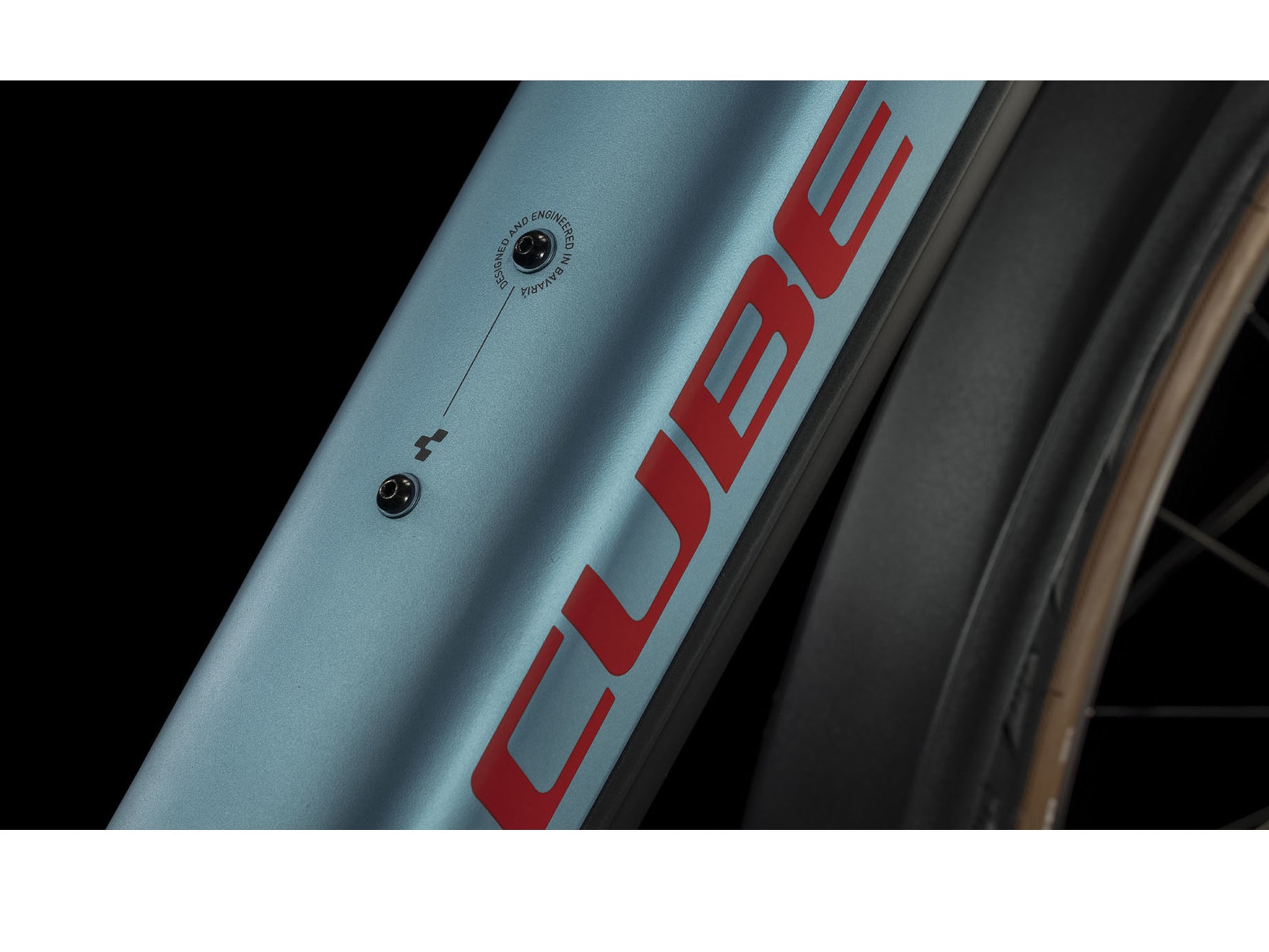 Cube Nuride Hybrid Performance 500 Allroad eMTB hardtail metalblue n red closeup water bottle cage screws frame