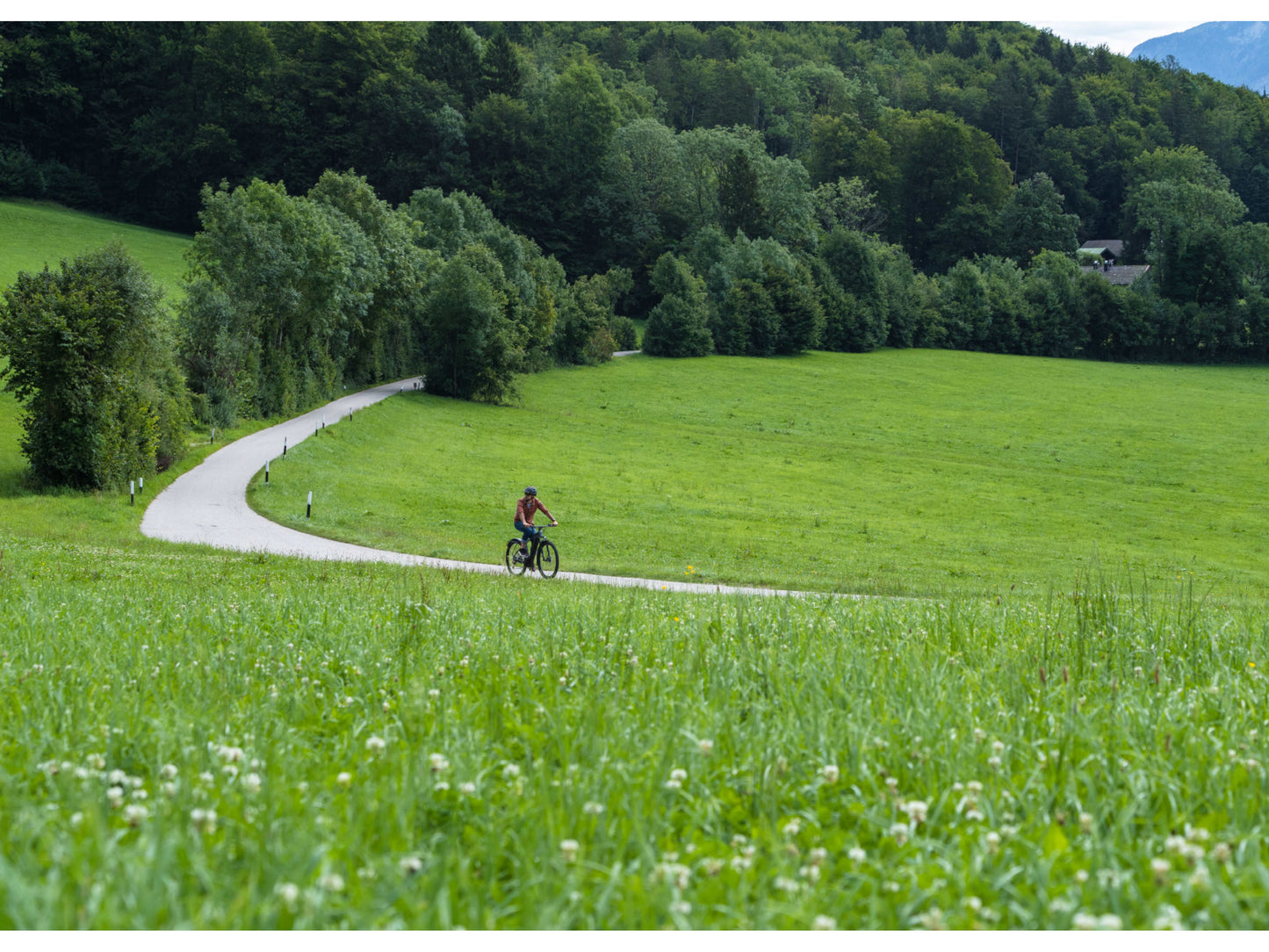 Cube Reaction Hybrid Performance 500 Allroad eMTB hardtail person riding on country road