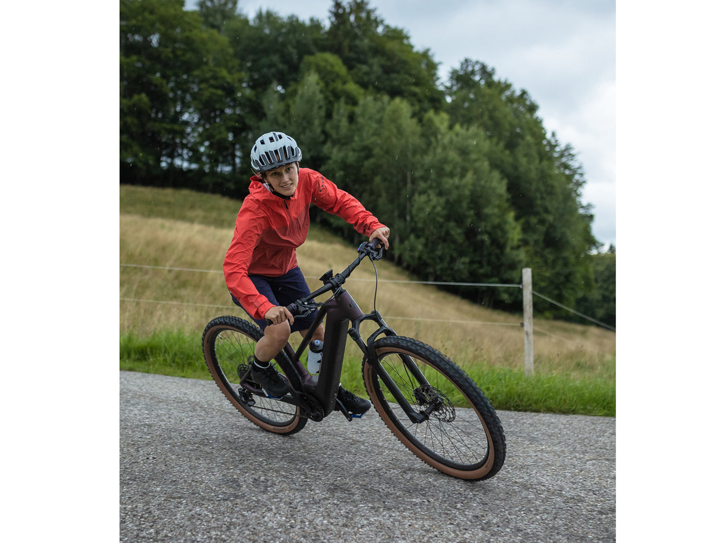 Cube Reaction Hybrid Performance 500 Allroad eMTB hardtail woman riding on country road