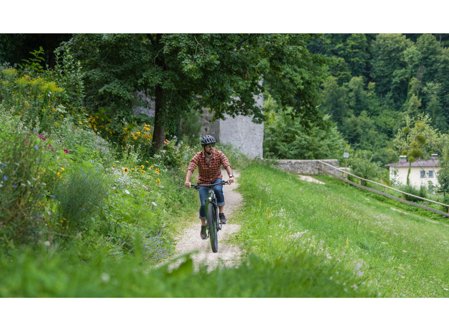 Cube Reaction Hybrid Performance 500 eMTB hardtail man riding on trail in countryside