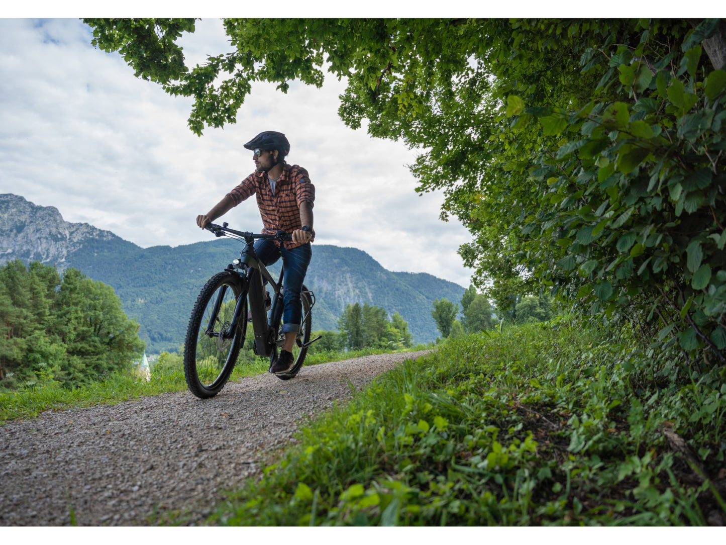 Cube Reaction Hybrid Pro 500 Easy Entry eMTB hardtail man riding on forest trail mountains in background