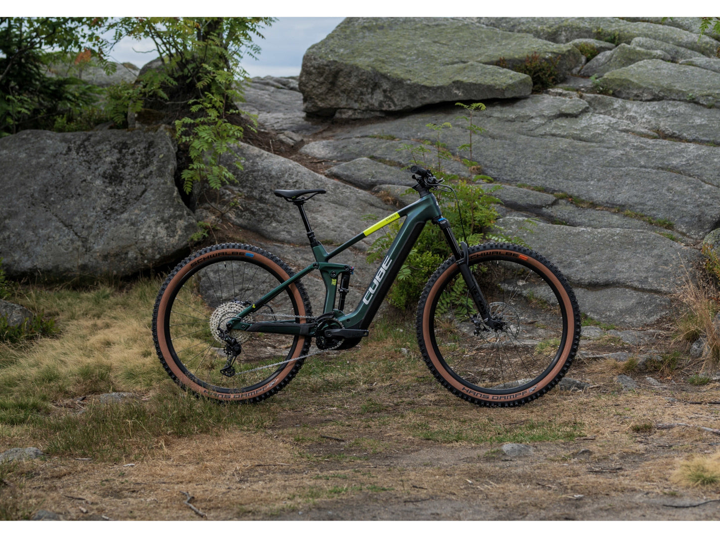 Cube Stereo Hybrid 140 HPC SLX 750 eMTB full Suspension goblin n yellow side profile leaning on rocky outcrop