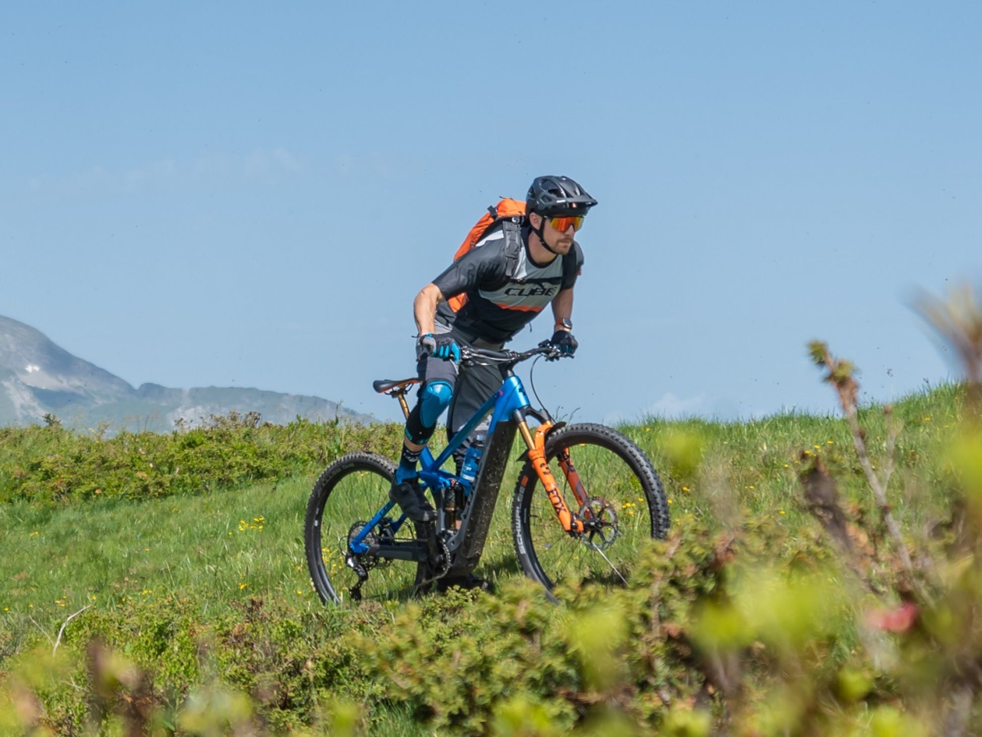 Cube Stereo Hybrid 140 HPC TM 750 eMTB full Suspension man riding uphill mountain single track