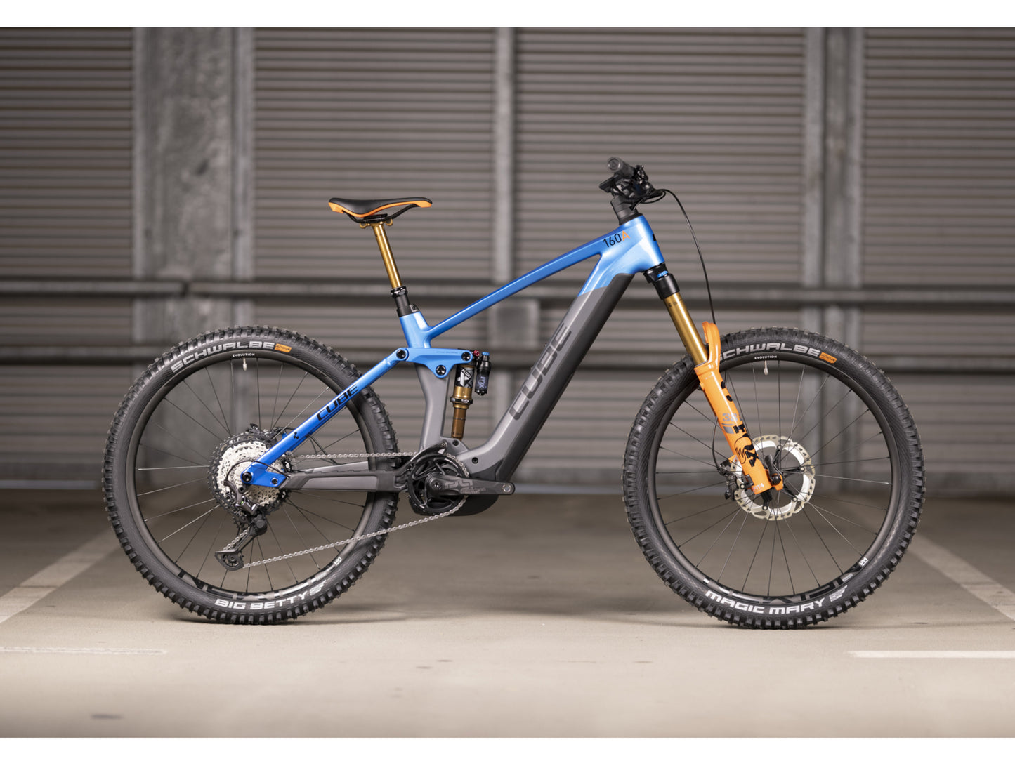 Cube Stereo Hybrid 160 HPC Actionteam 750 eMTB full Suspension side profile building background