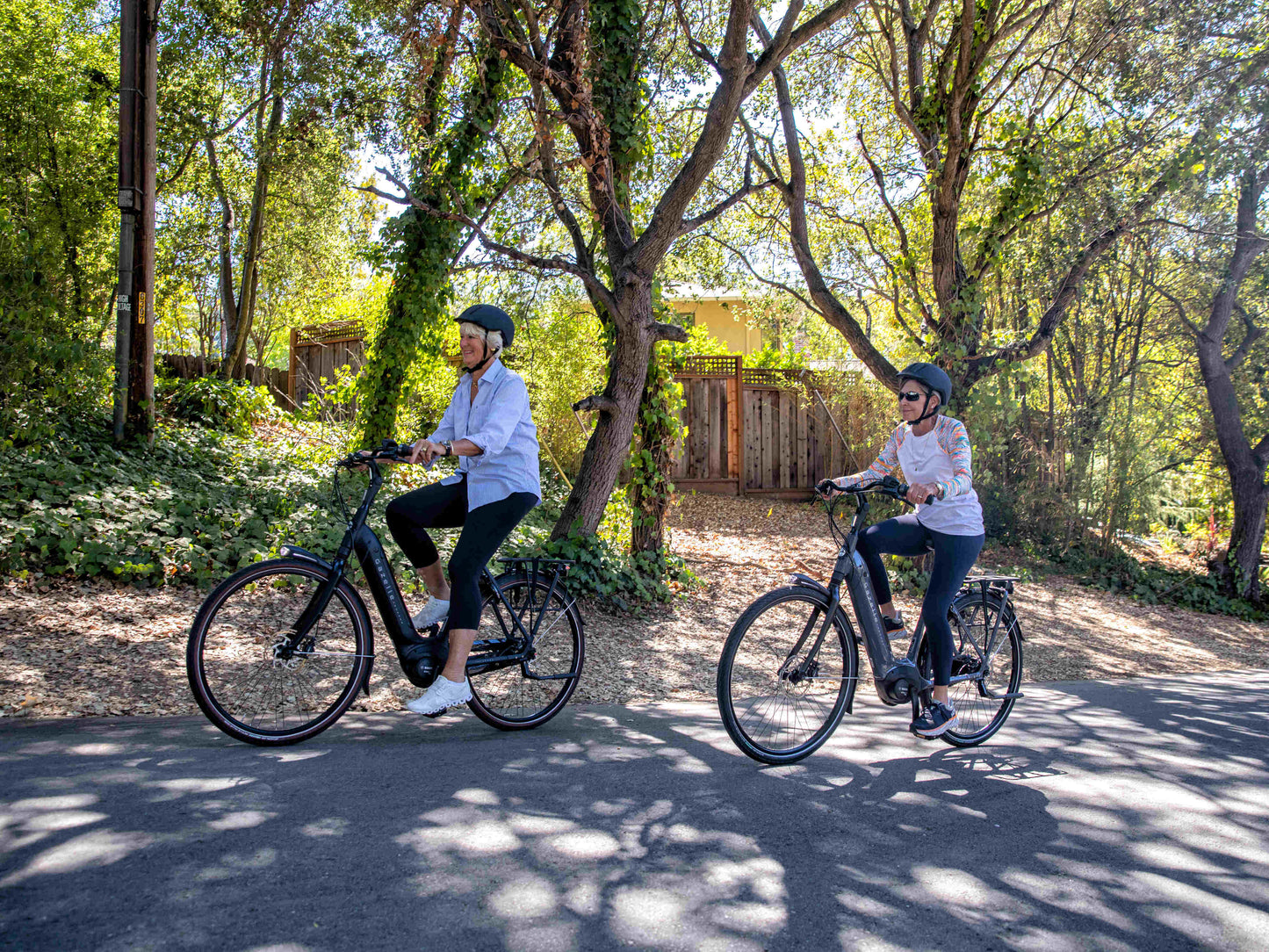 Gazelle Arroyo C8 emtb action photo ladies riding uphill city street