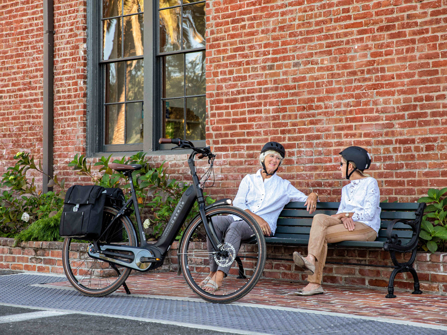 Gazelle Arroyo C8 emtb action photo ladies visiting city bench