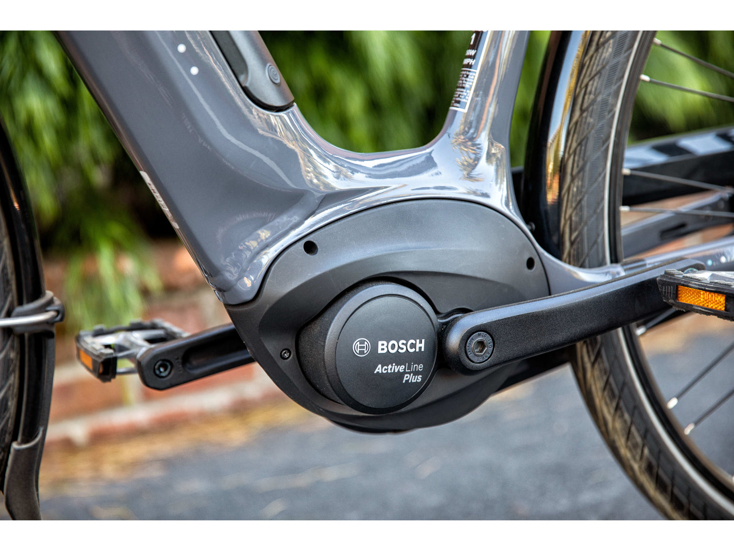 Gazelle Arroyo C8 emtb dust light close up motor