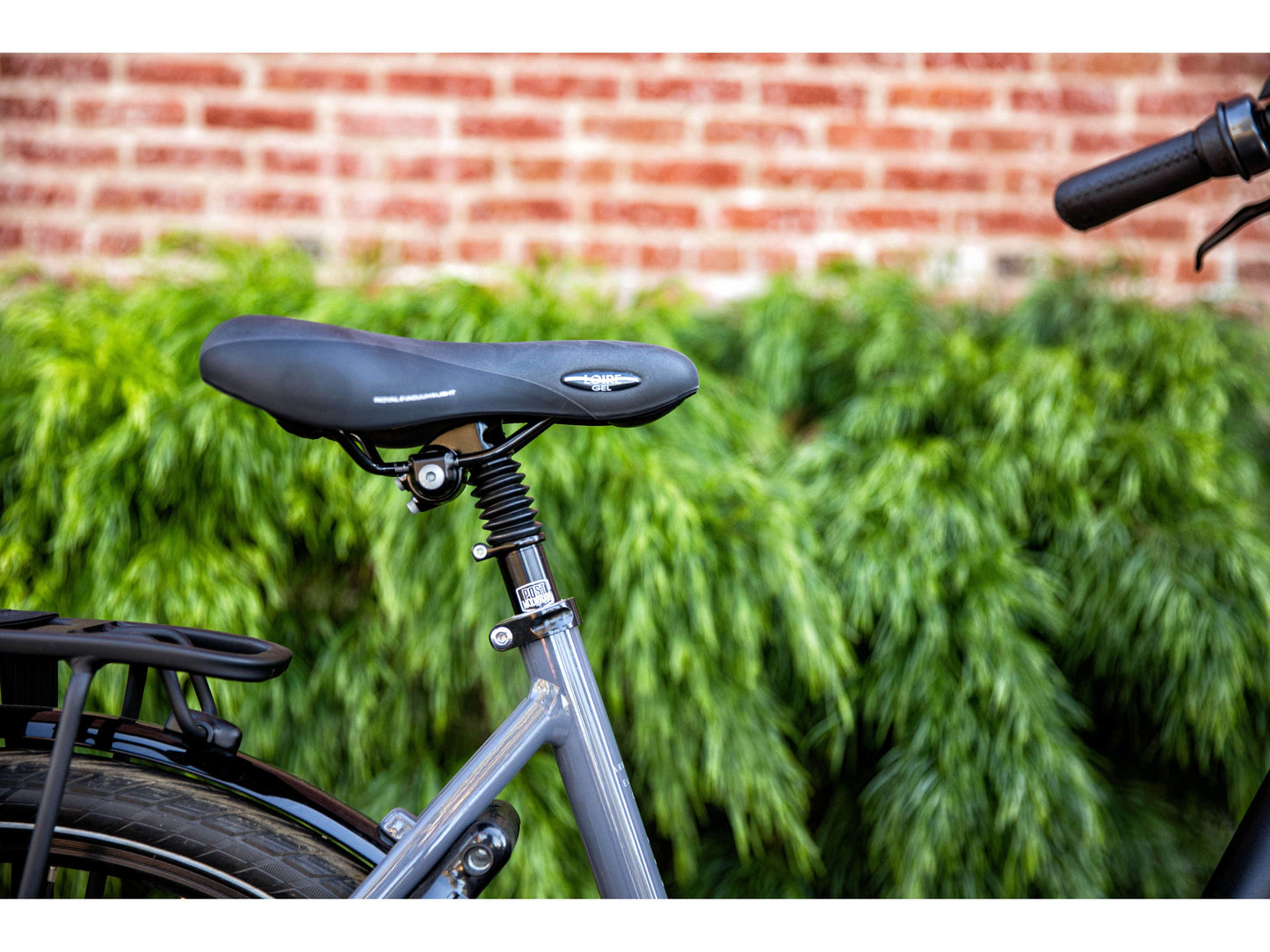 Gazelle Arroyo C8 emtb dust light close up seat