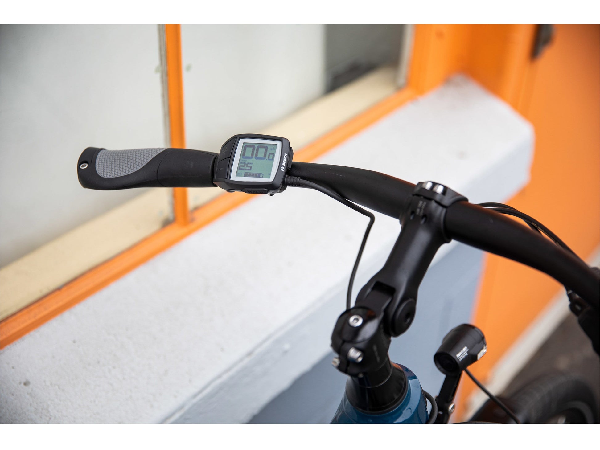 Gazelle Medeo T10+ High Step mallard blue close up handle bars and bosch purion display