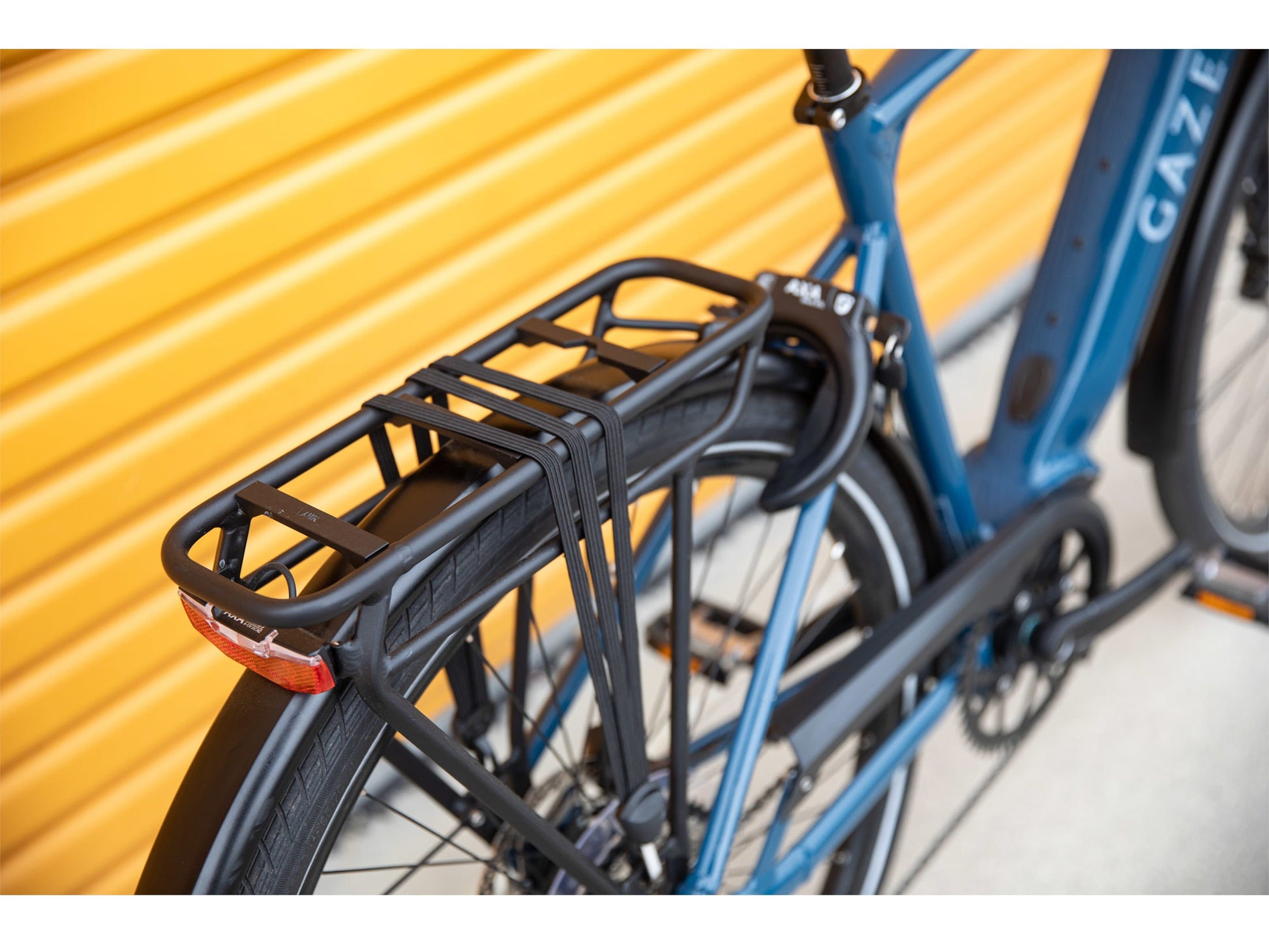 Gazelle Medeo T10+ High Step mallard blue close up rear carrier