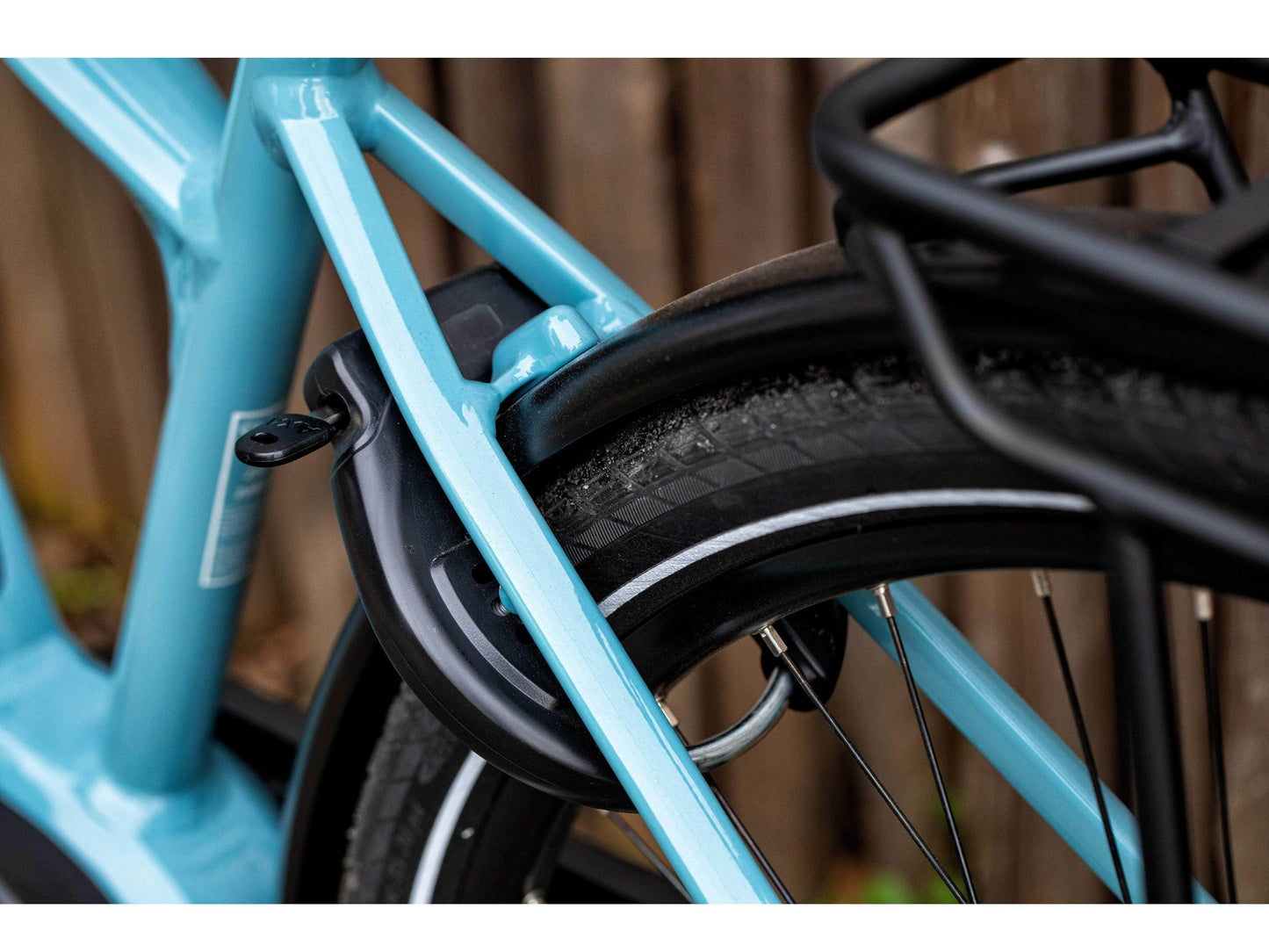 Gazelle Medeo T10 High Step dust gloss close up of rear tire and brake