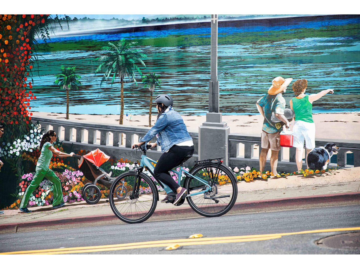 Gazelle Medeo T10 High Step dust gloss action shot riding city street