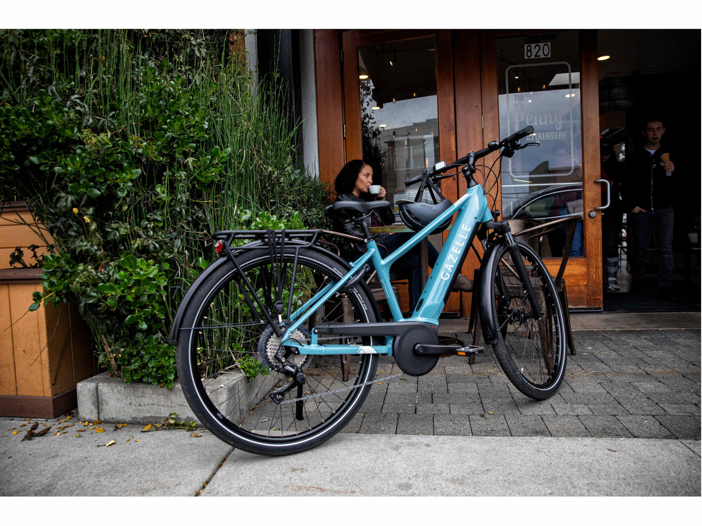 Gazelle Medeo T10 Mid Step action photo of parking in front of cafe
