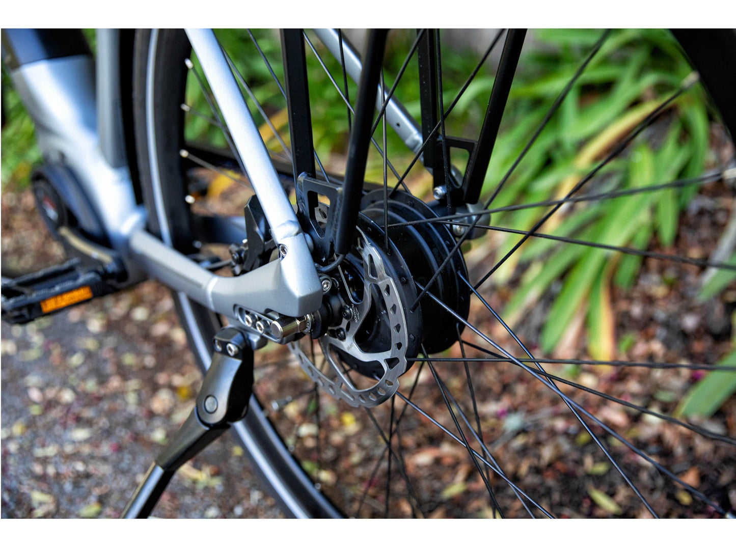 Gazelle Ultimate C380+ High Step industry grey matte close up of rear hub and kickstand