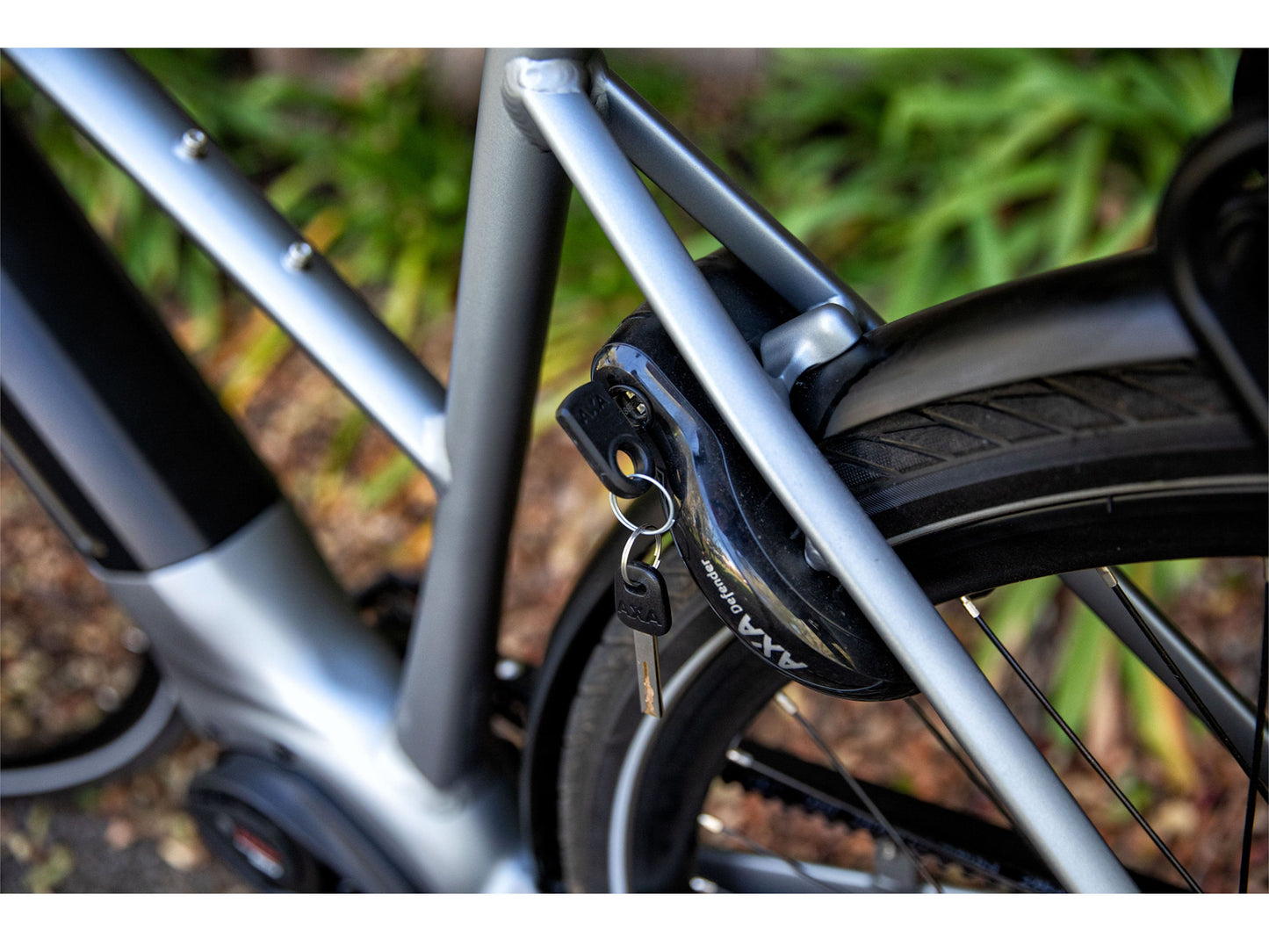 Gazelle Ultimate C380+ High Step industry grey matte close up of lower rear frame and back tire