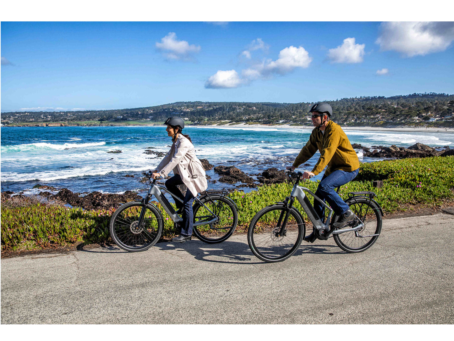 Gazelle Ultimate C380+ Mid step industry grey matte action photo of couple riding by beach