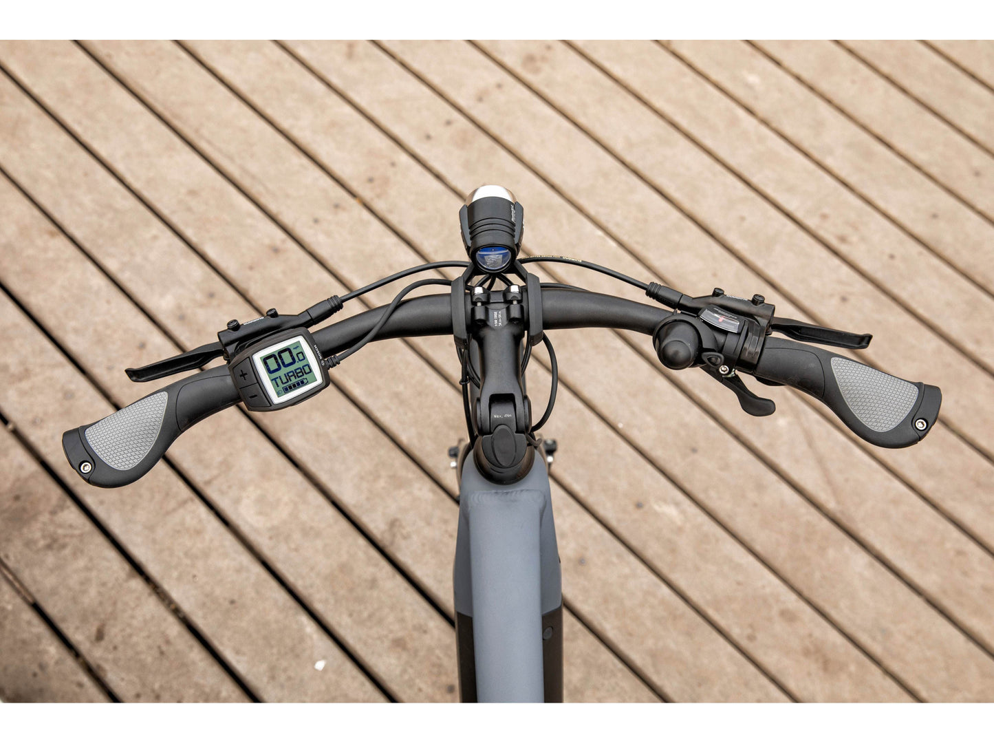 Gazelle Ultimate T10+ mid step dust gloss close up of handlebar and bosch purion display