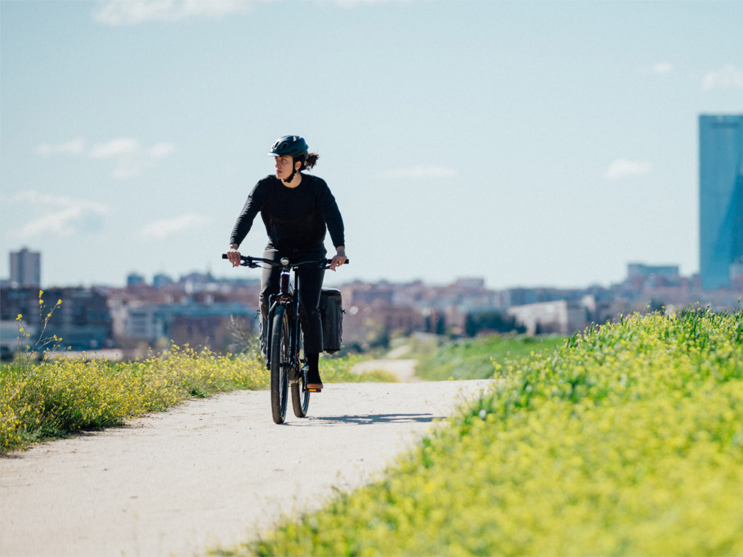 Orbea Kemen SUV 30 hardtail emtb riding on bike path city background