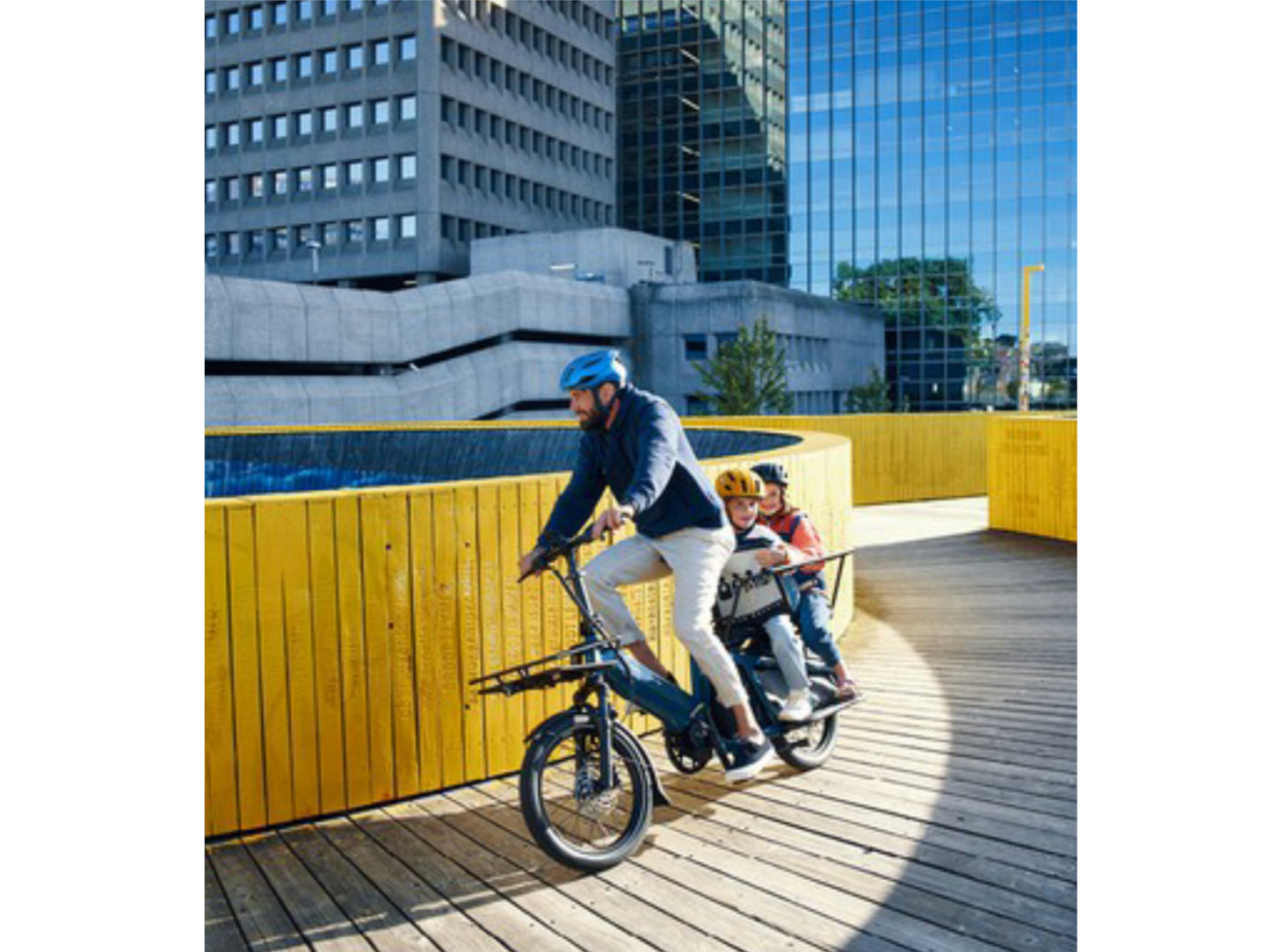 Riese & Muller Multitinker Vario eMtb hardtail man with children riding in city.