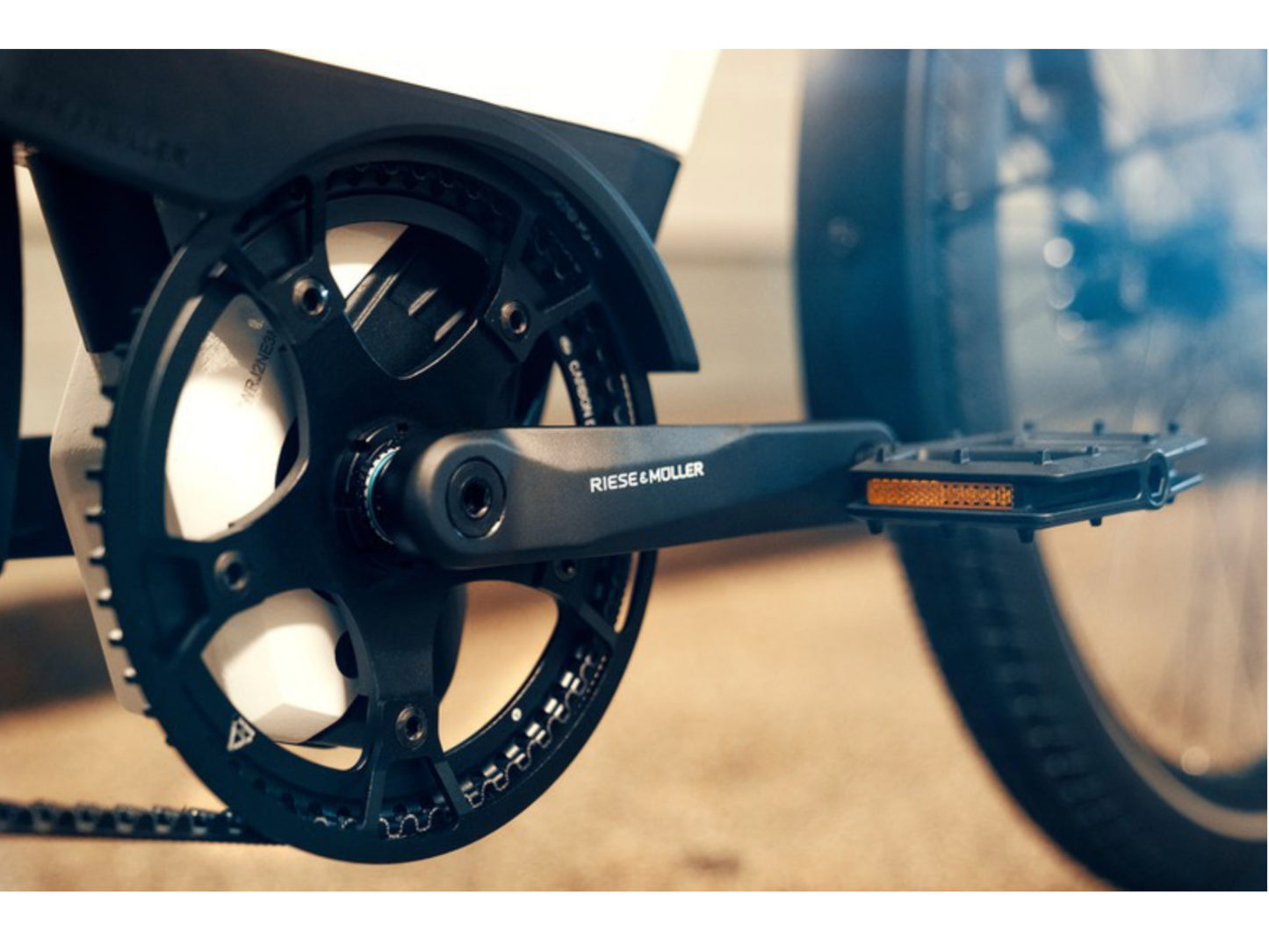 Riese and Muller Nevo GT Rohloff HS emtb hardtail close up crankset pedals.