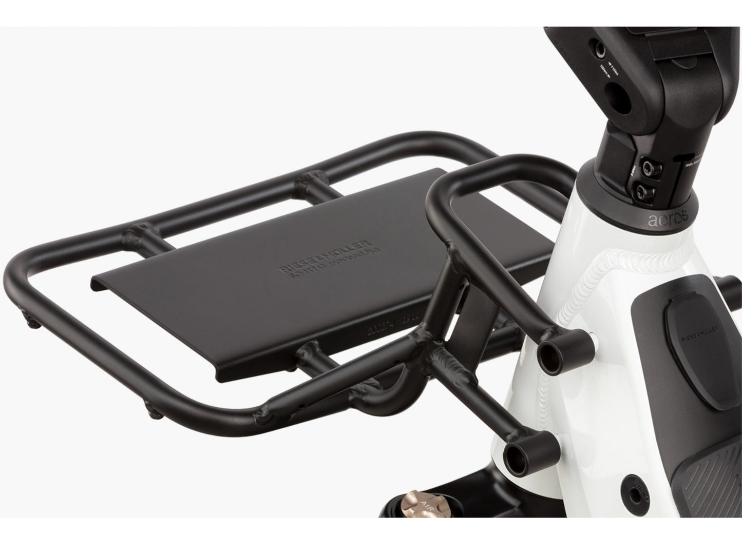 Riese and Muller Nevo GT Rohloff HS emtb hardtail close up front carrier