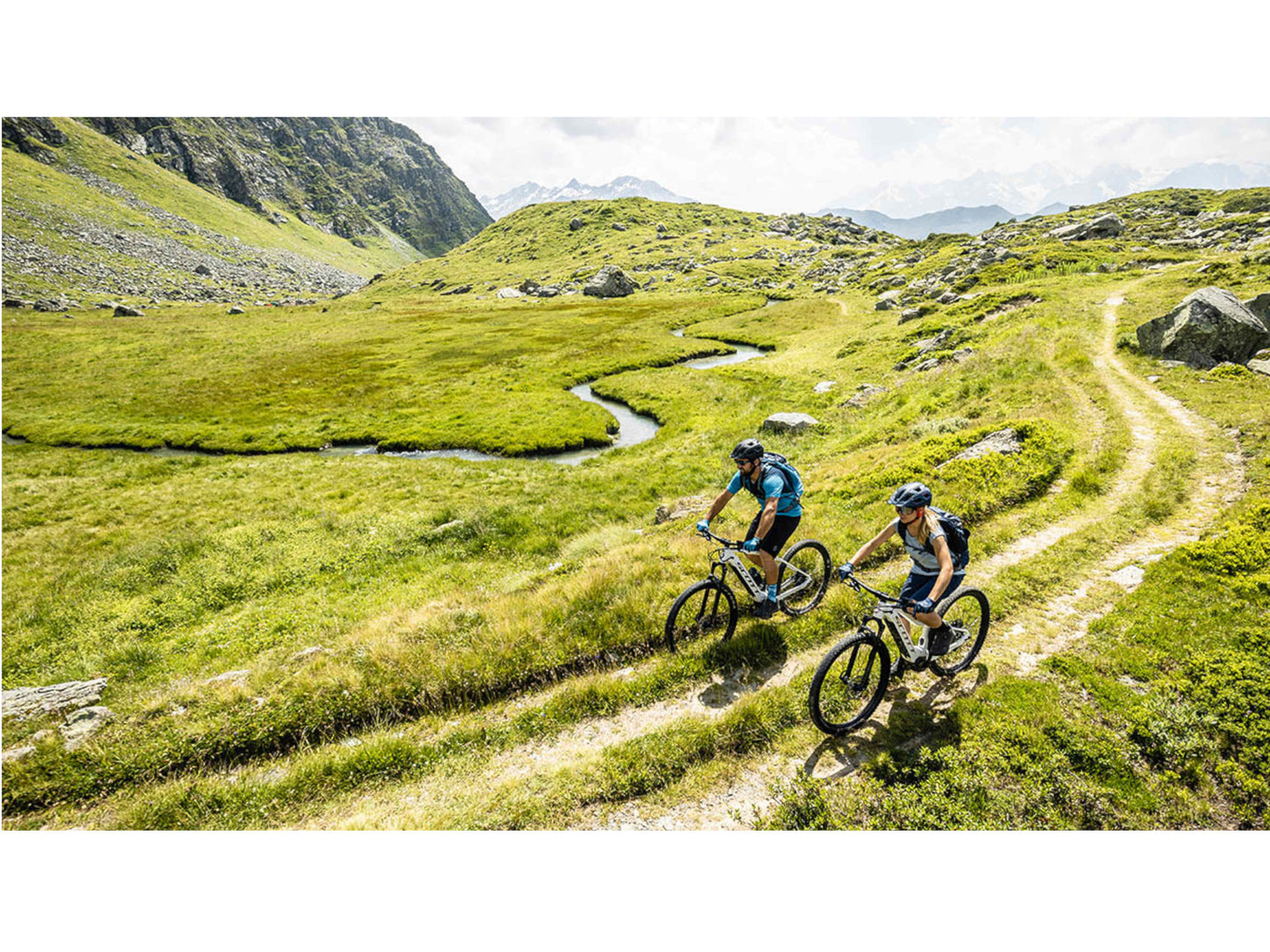 Scott Aspect eRide 920 eMTB hard tail couple riding on mountain trail