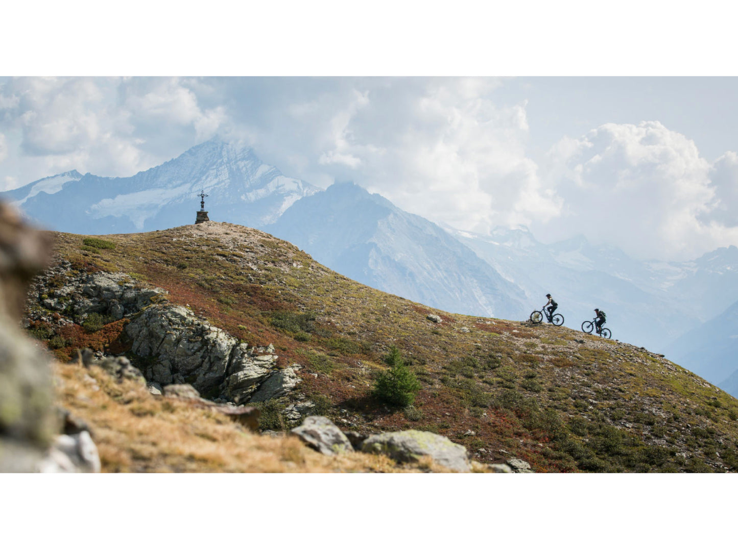 Scott Ransom eRide 920 eMtb full suspension two men uphill mountains in background