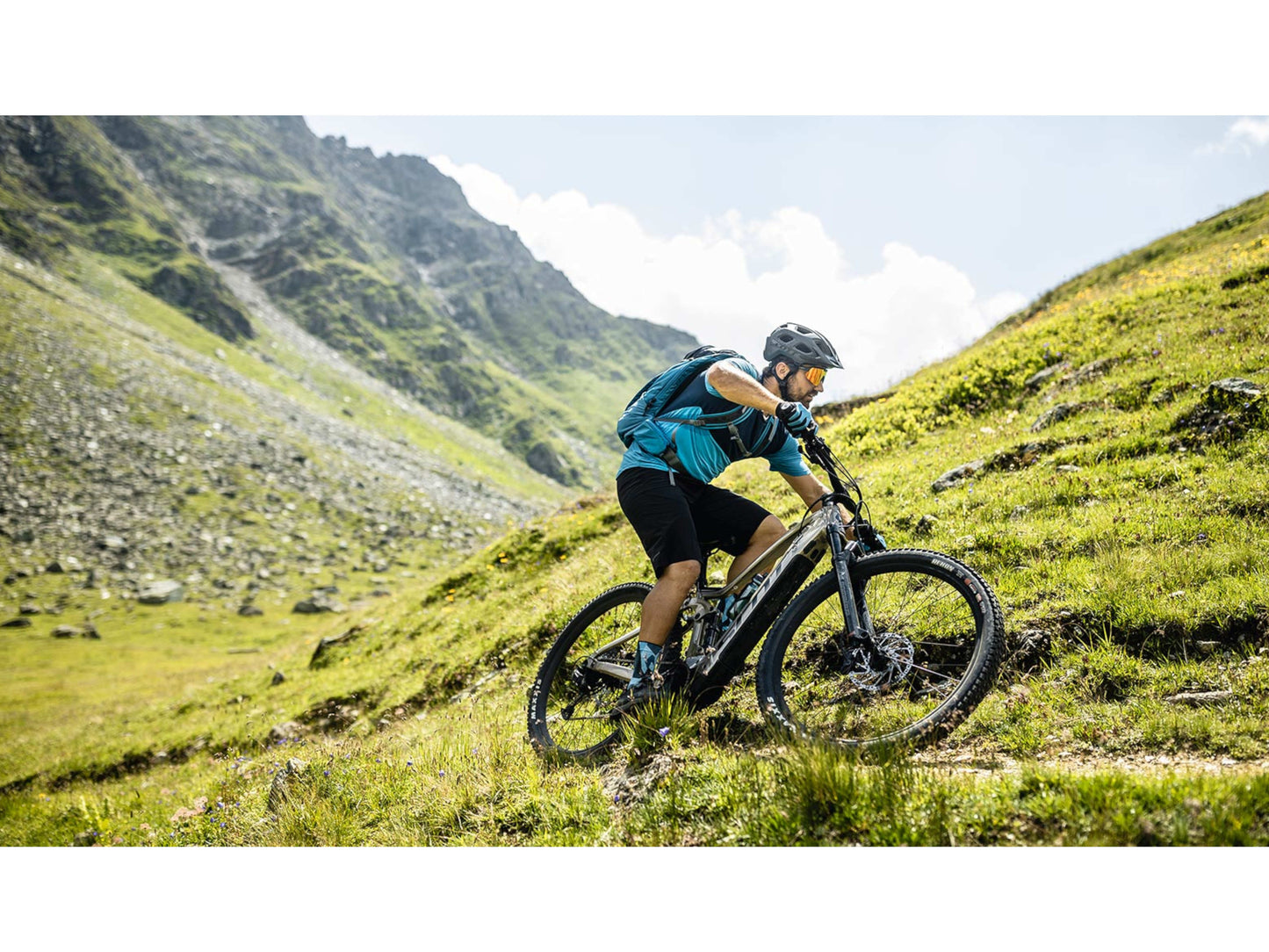 Scott Strike eRide 910 eMtb full suspension man riding on mountain single track