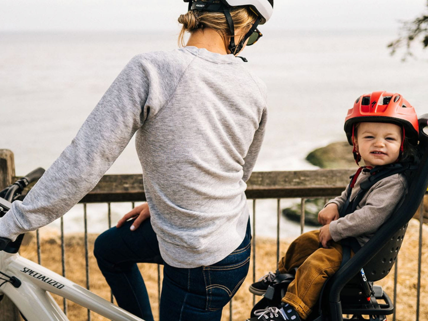 Specialized Turbo Vado 5.0 IGH Step-through eMTB hardtail woman with little boy in child seat