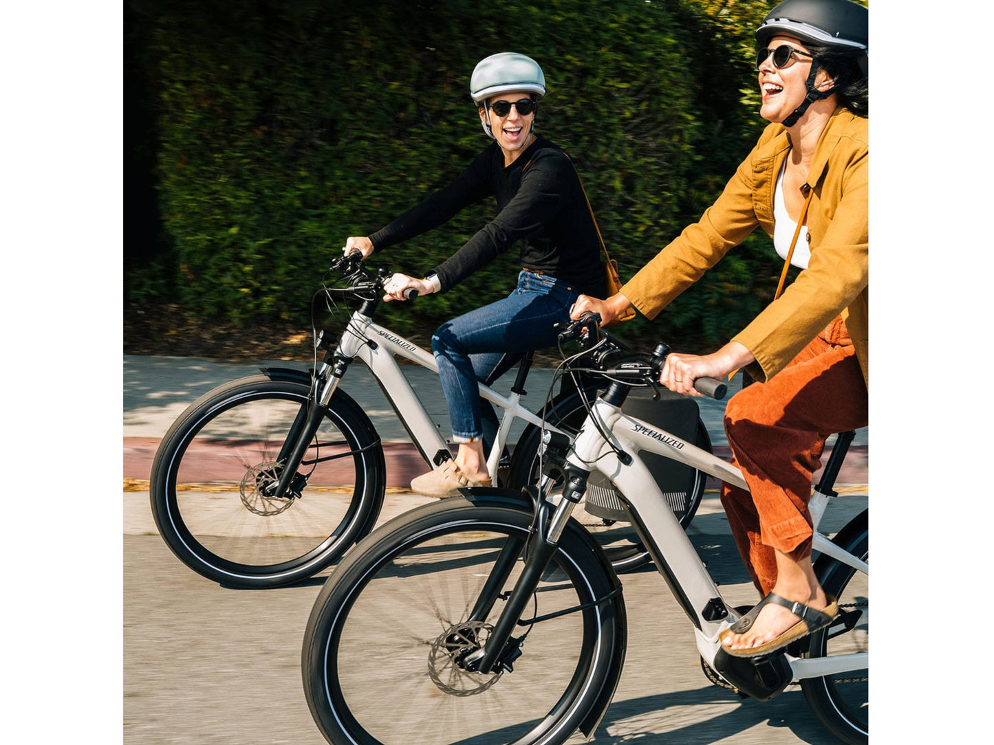 Specialized Turbo Vado SL 5.0 EQ eMTB people riding down city street laughing having fun