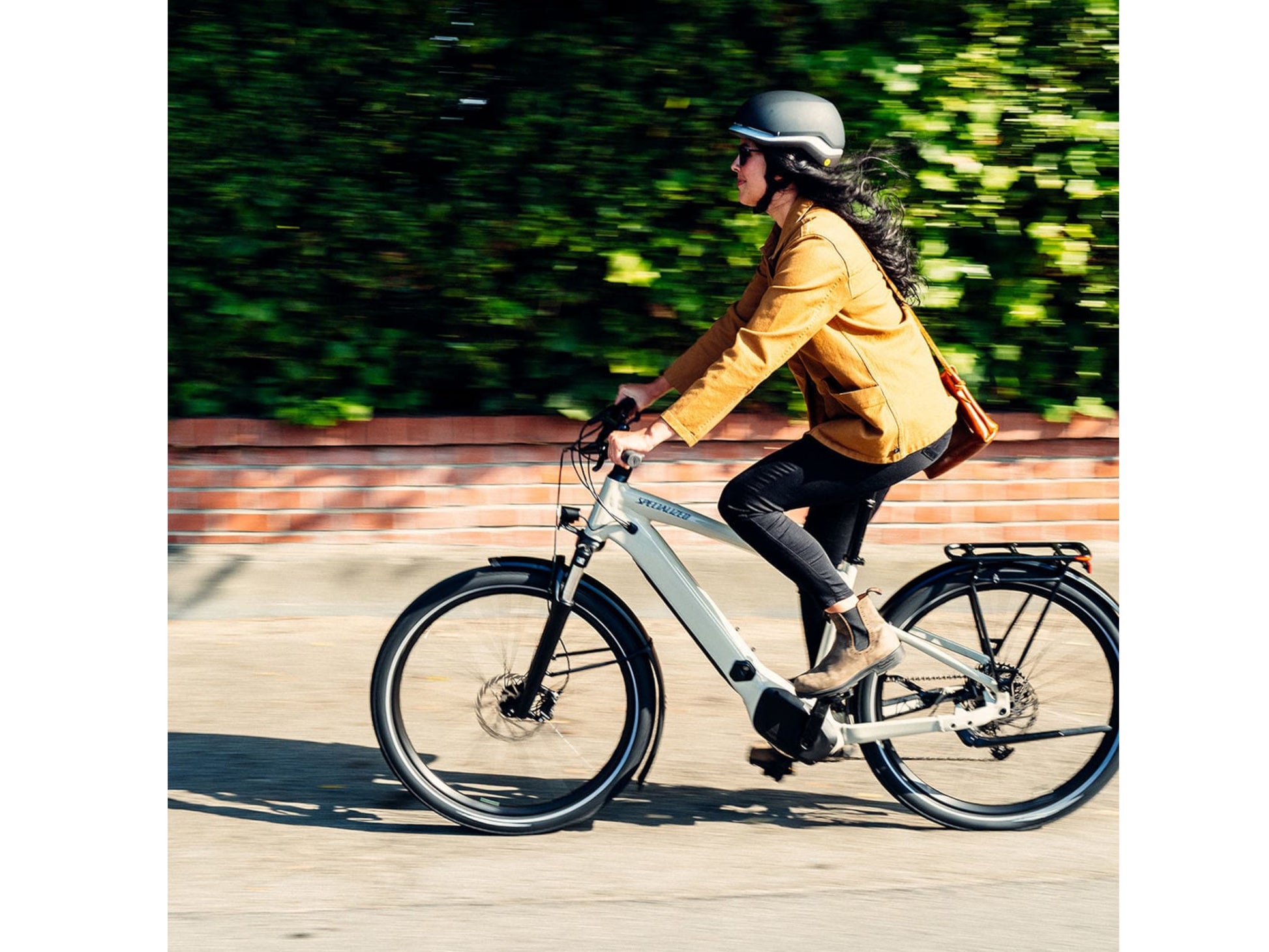 Specialized Turbo Vado SL 5.0 EQ eMTB woman commuting on city street