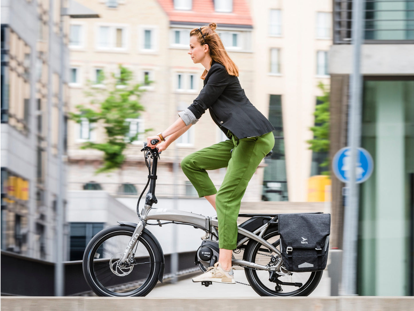 Tern Vektron S10 electric bike silver action photo city street commute