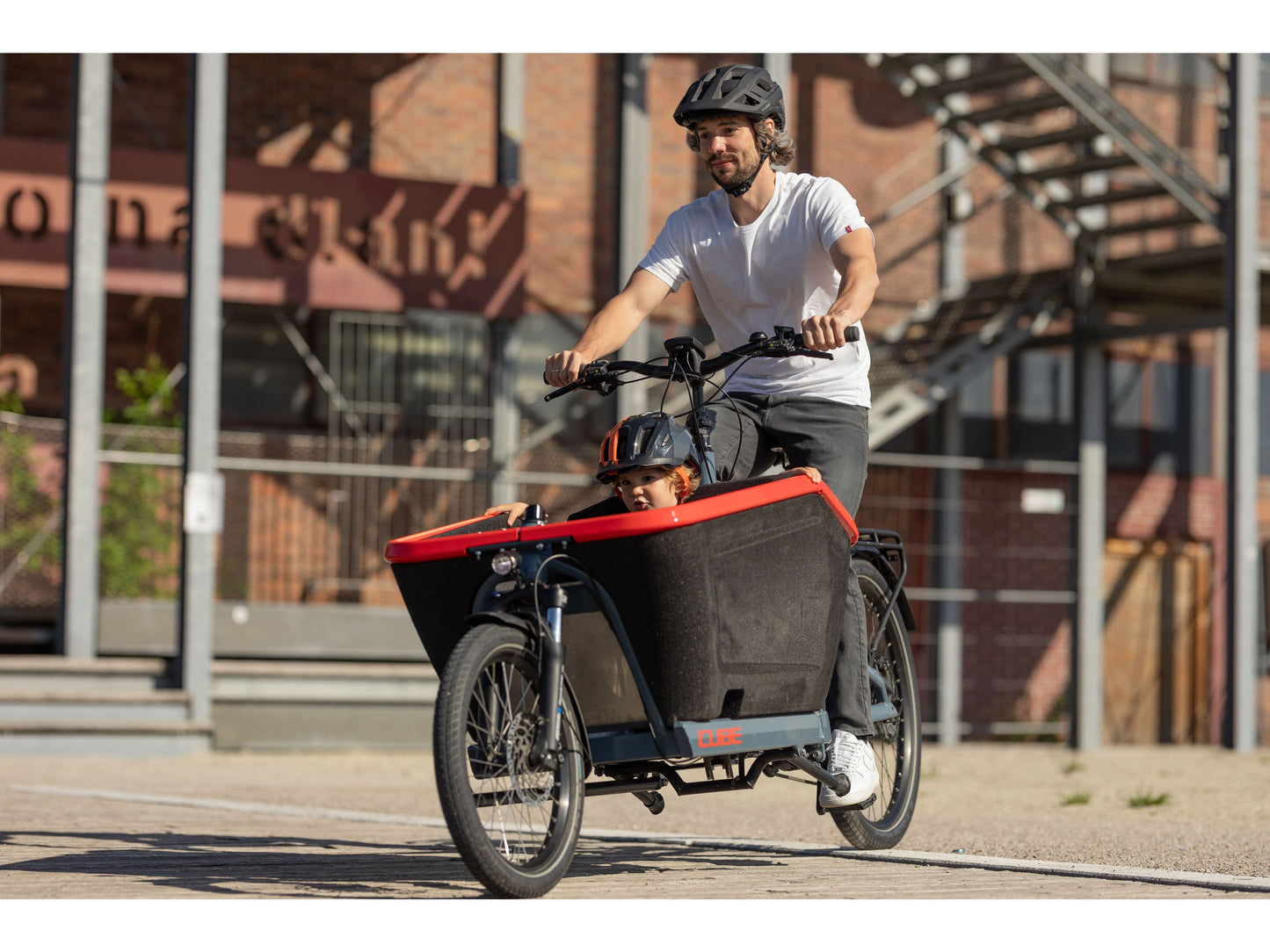 Cube Cargo Sport Hybrid 500 eBike Sport Action on Fly Rides