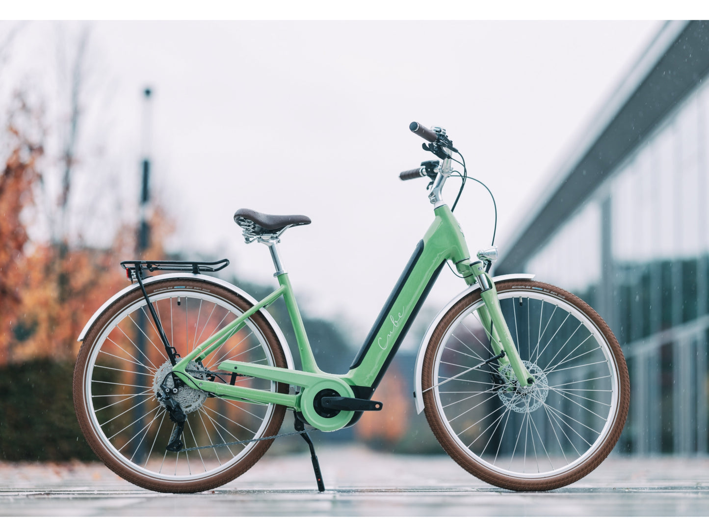 Cube Ella Ride Hybrid 500 eMTB hardtail green n green side profile city background