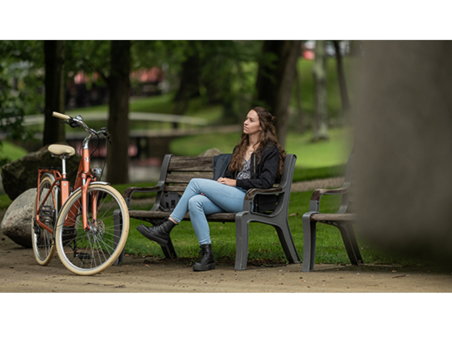 Cube Ella Ride Hybrid 500 eMTB hardtail woman sitting on park bench next to bike